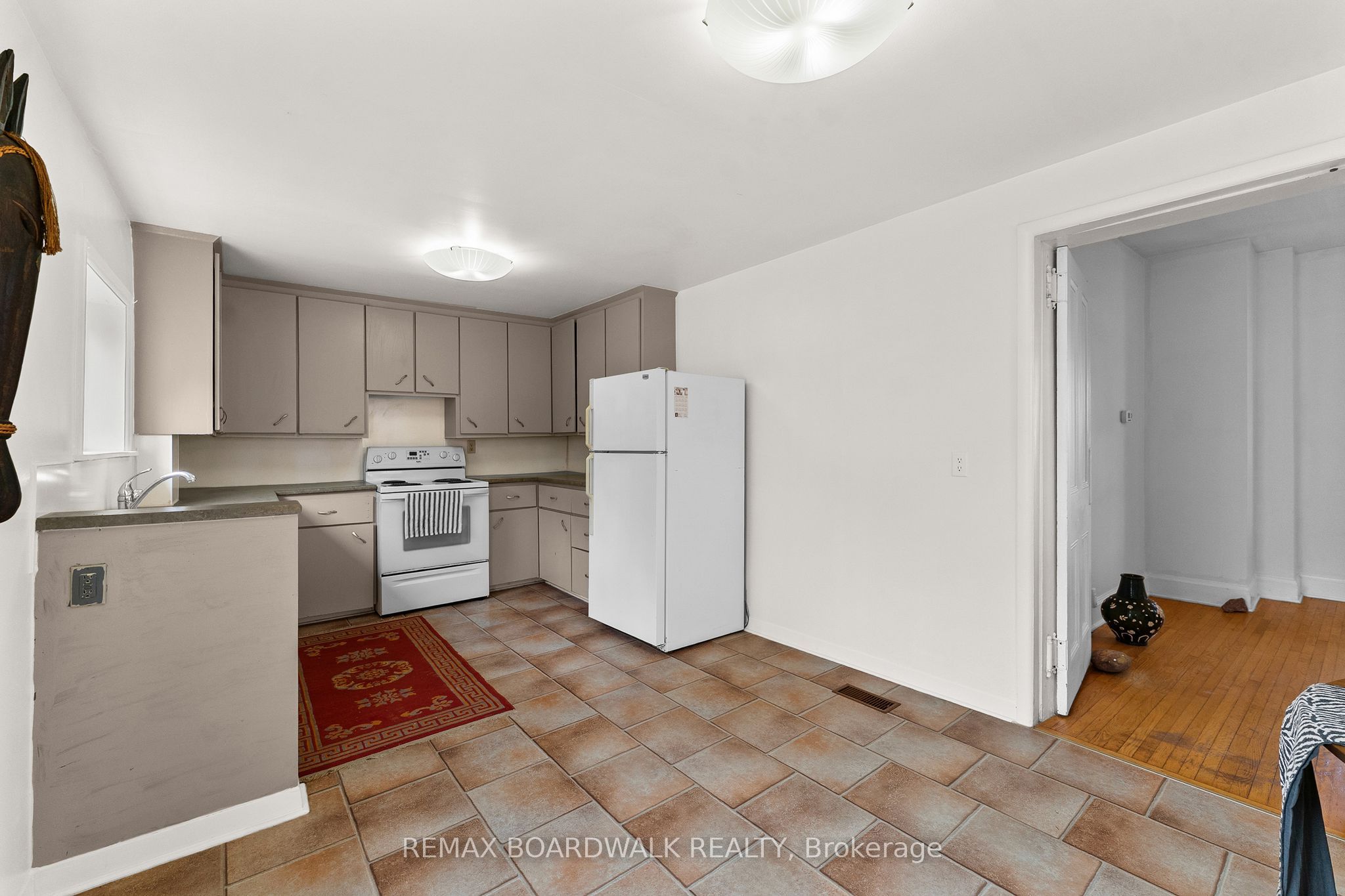 110-114 Clothier Street E Property Photo 11