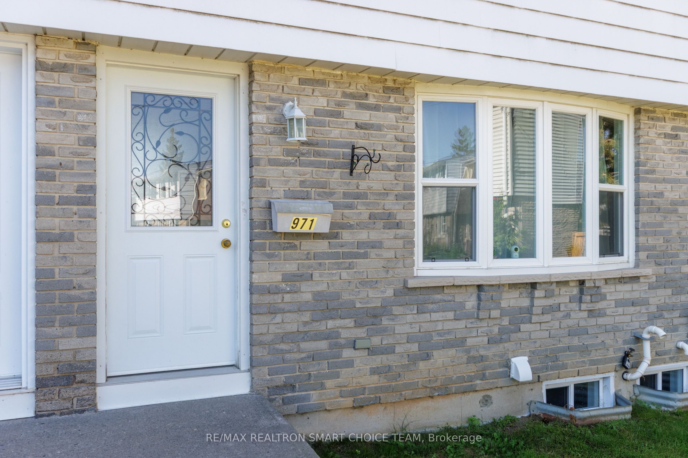 971 Oakview Avenue Property Photo 3
