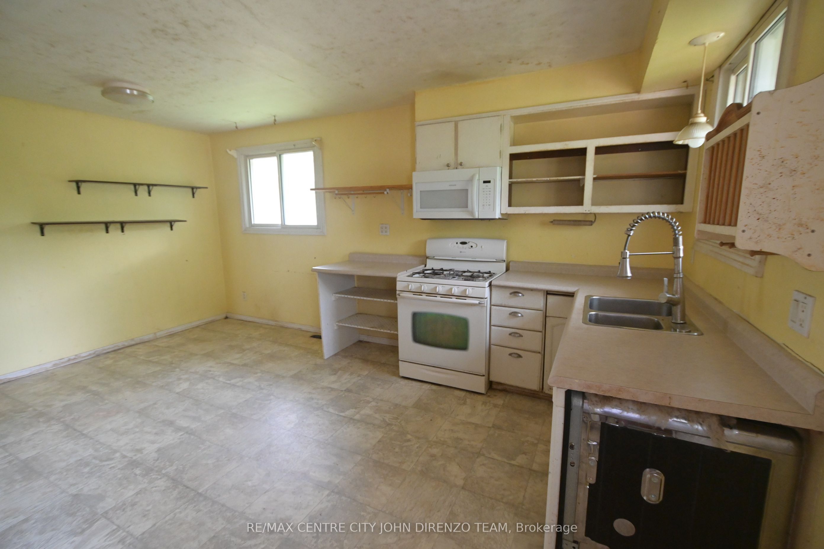 83 Confederation Drive Property Photo 3