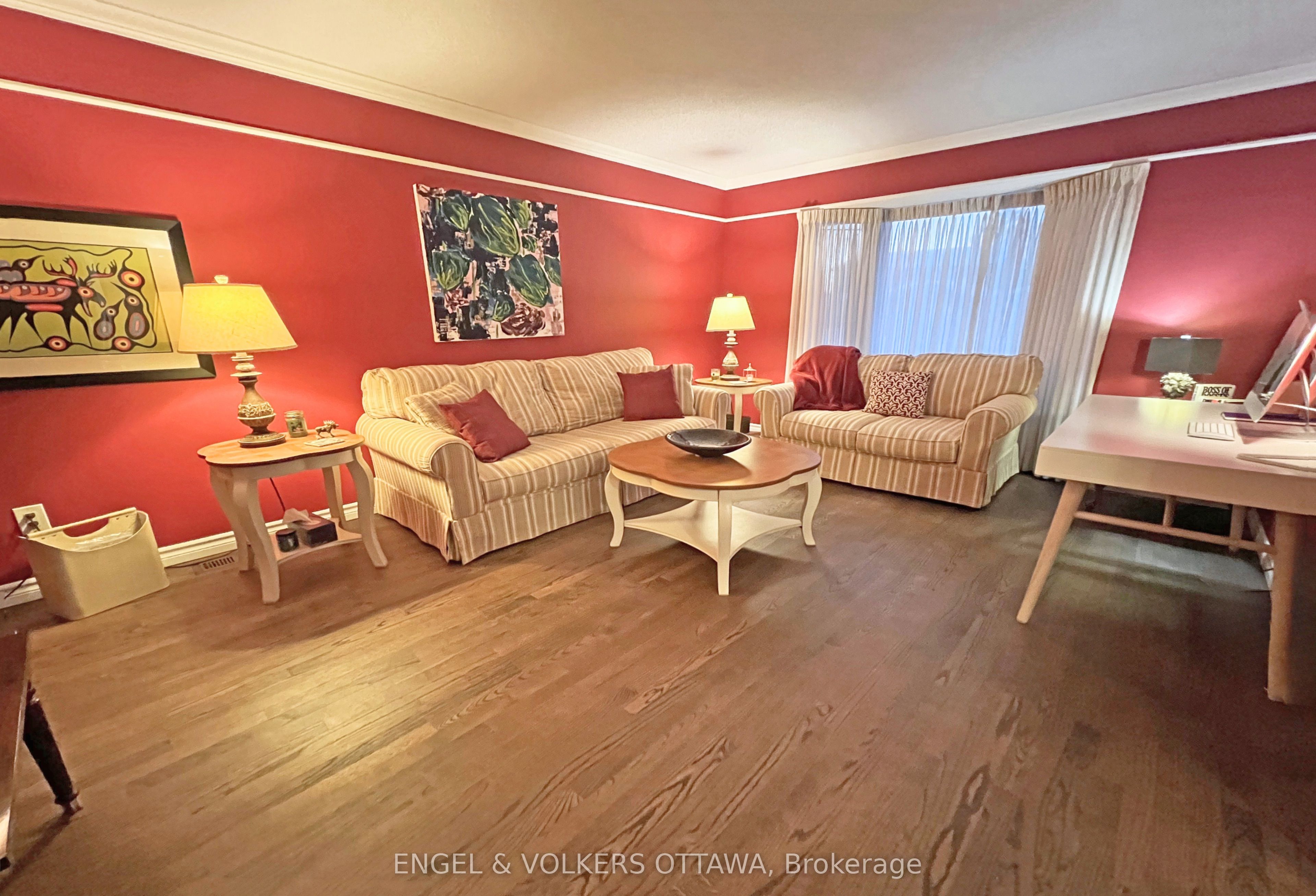 736 Hauteview Crescent Property Photo 4