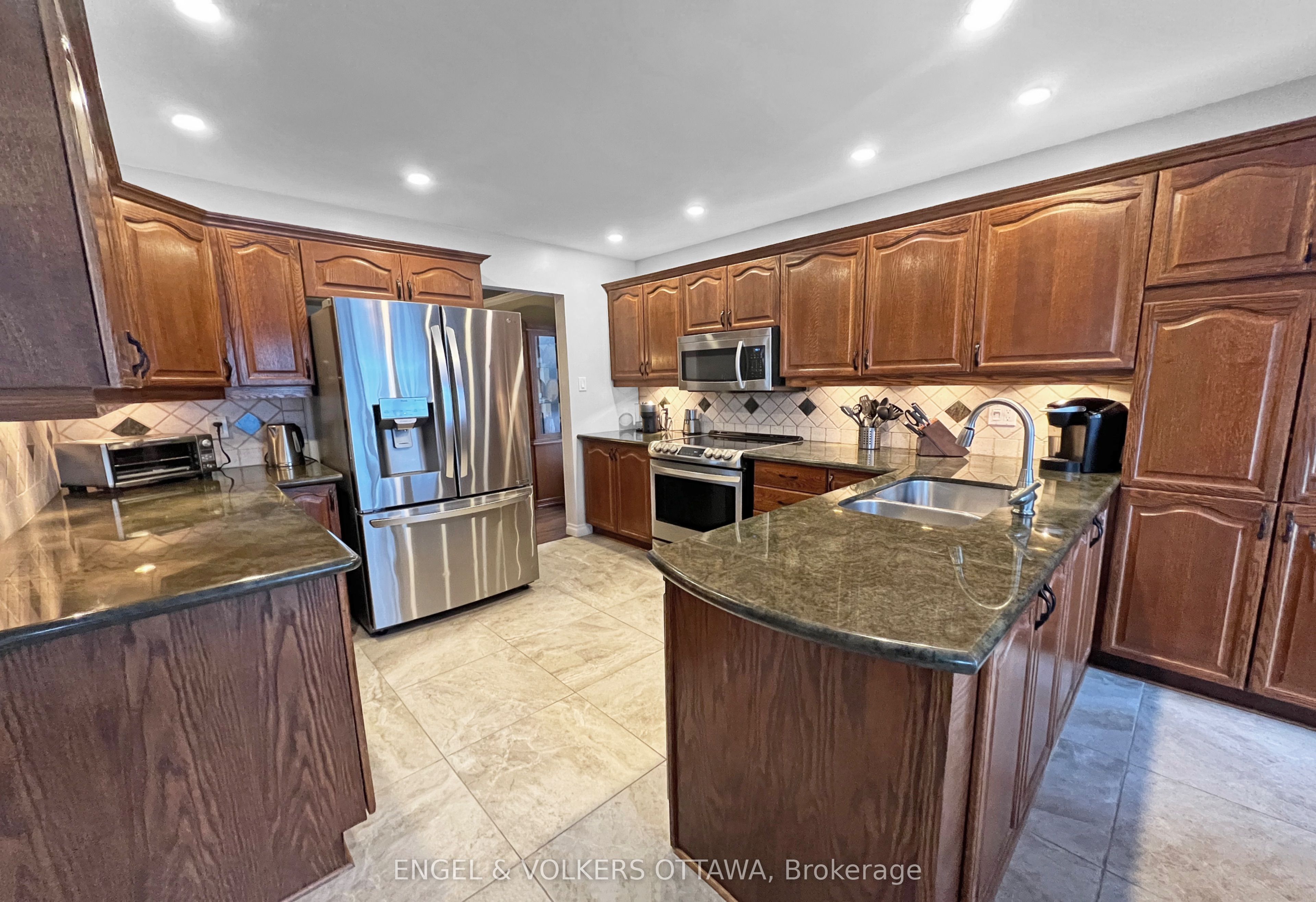 736 Hauteview Crescent Property Photo 5