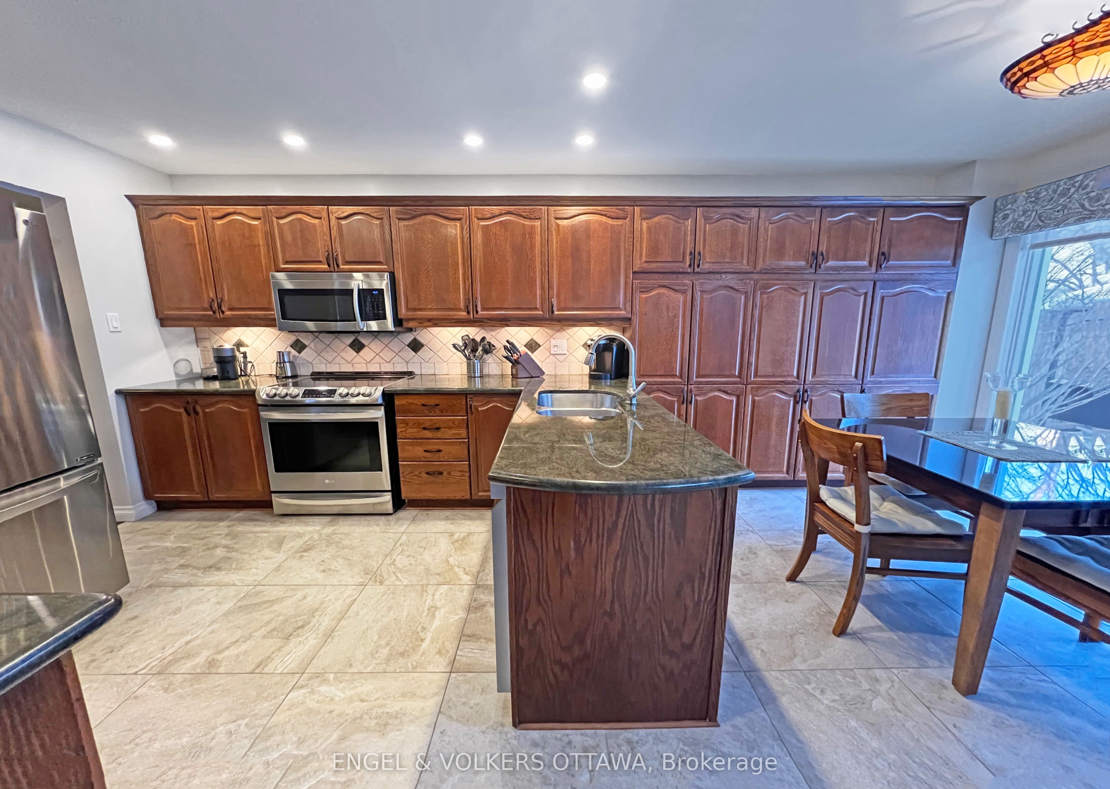 736 Hauteview Crescent Property Photo 6