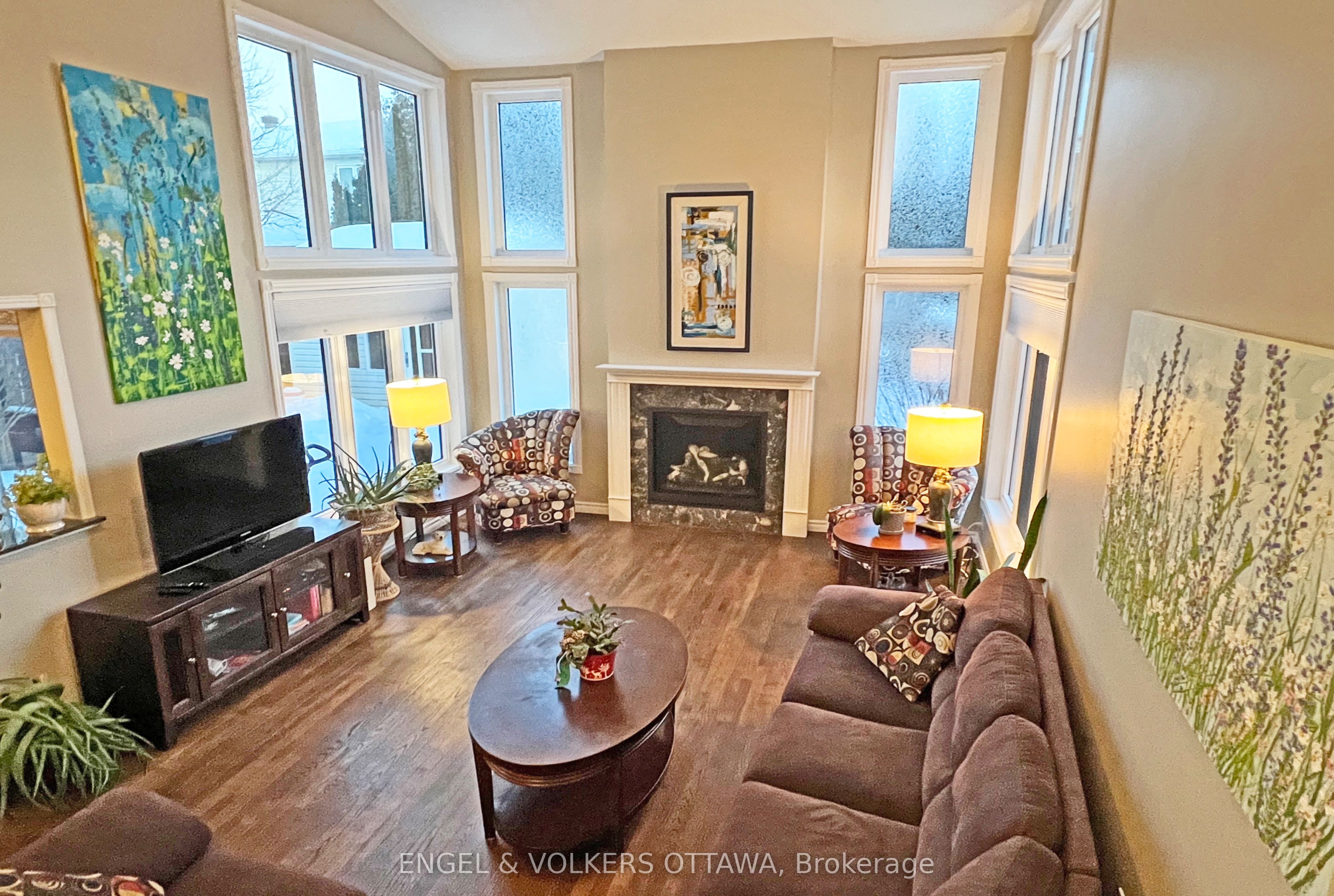 736 Hauteview Crescent Property Photo 8