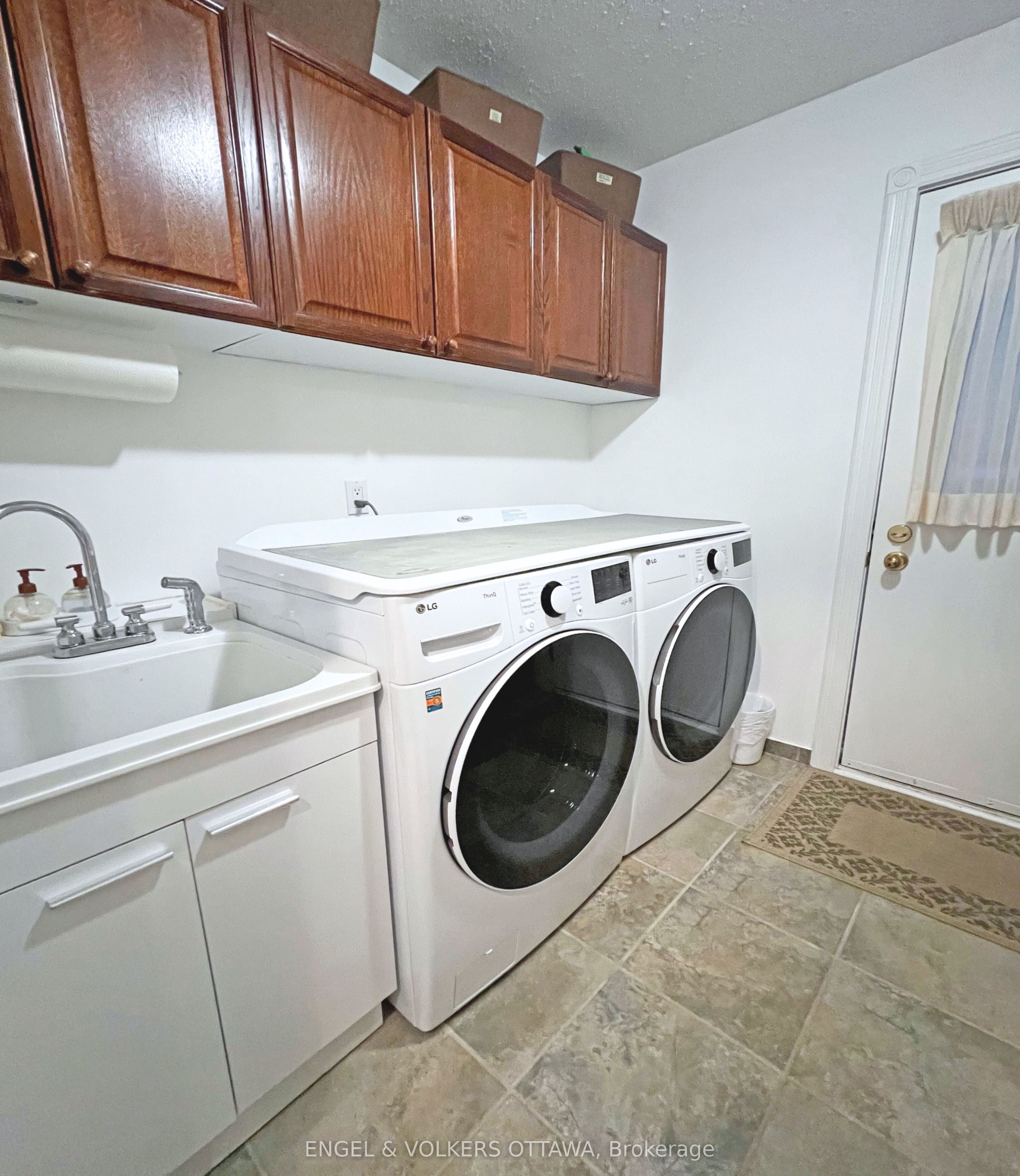 736 Hauteview Crescent Property Photo 12