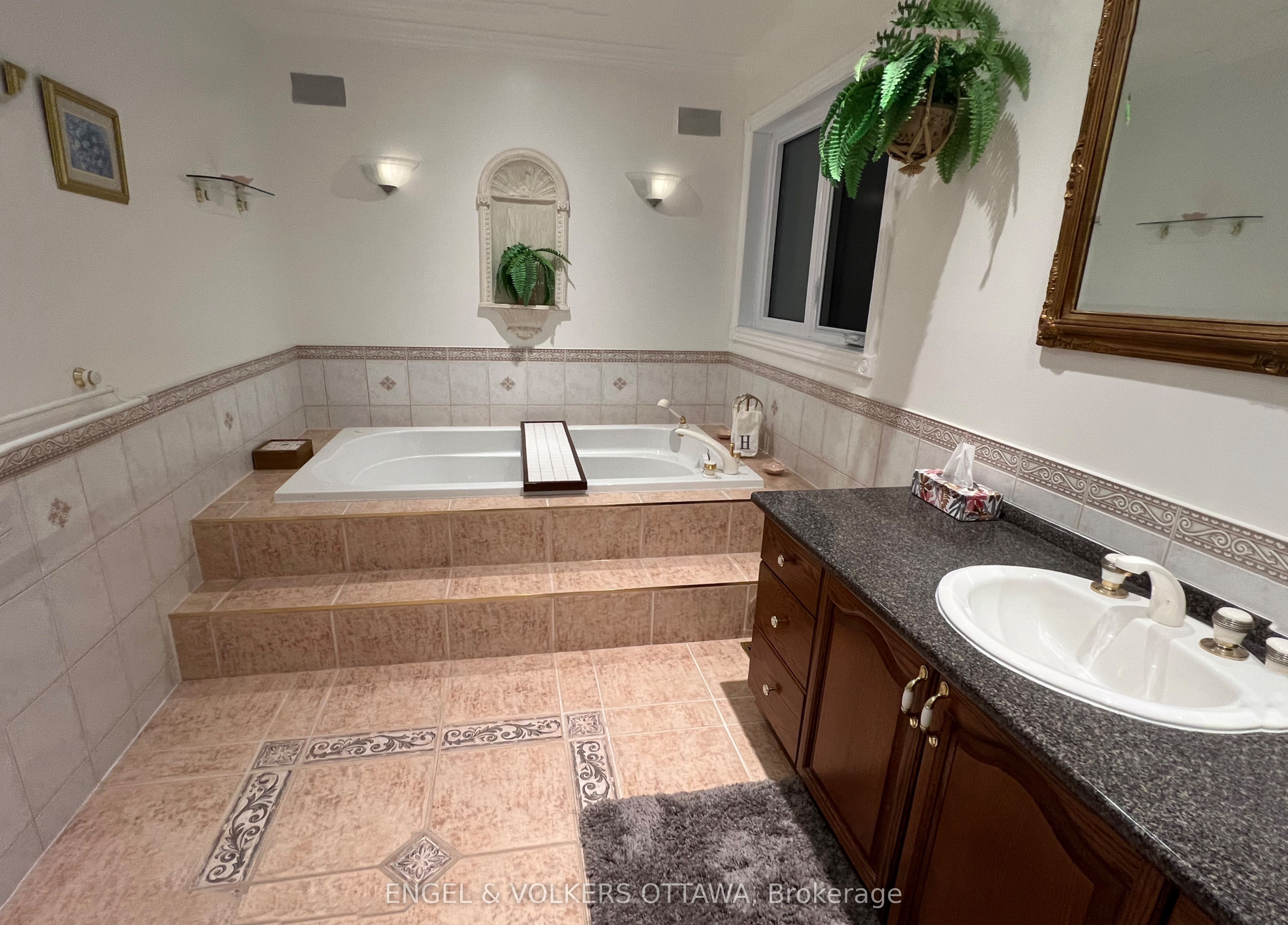 736 Hauteview Crescent Property Photo 15
