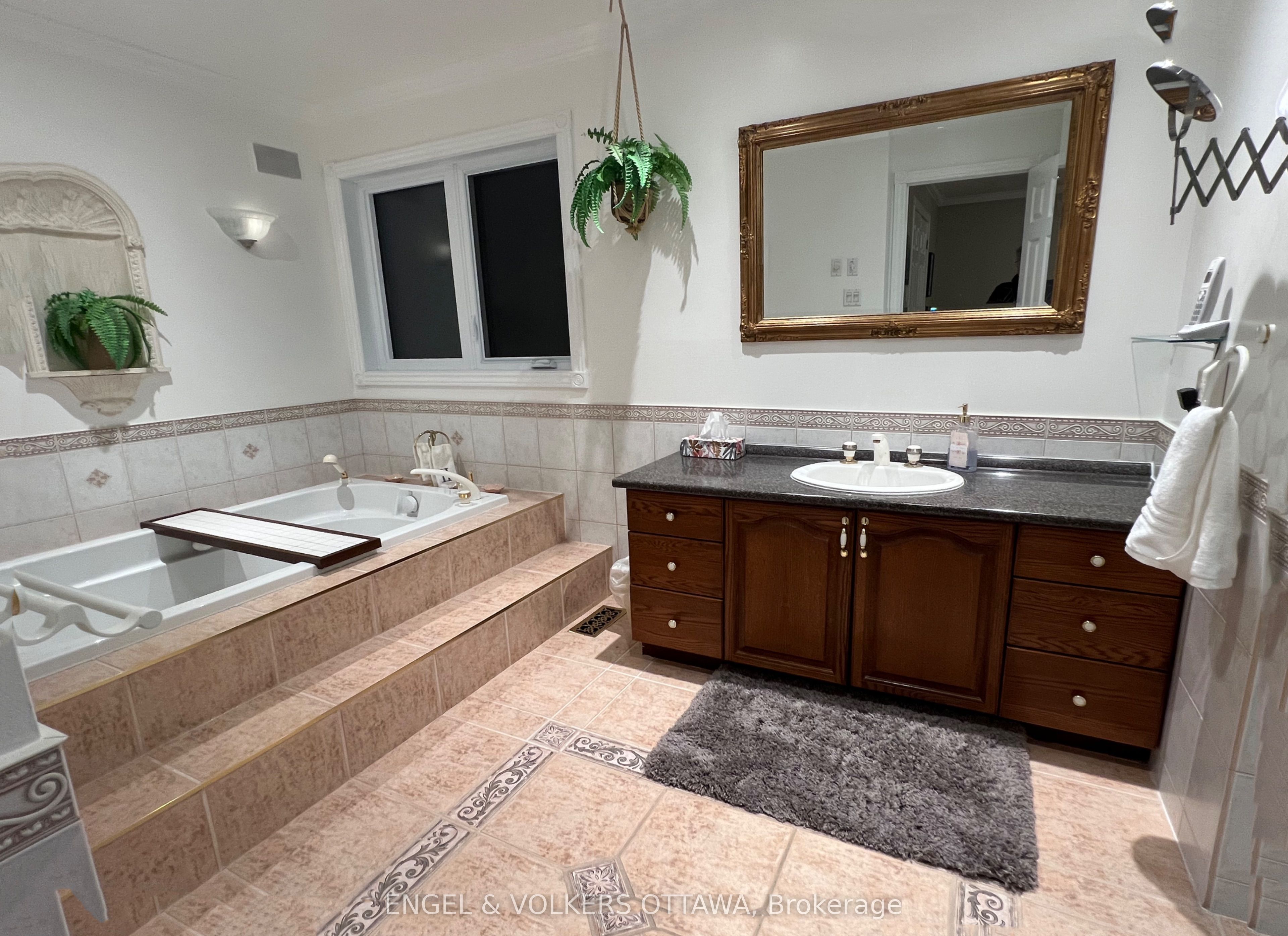 736 Hauteview Crescent Property Photo 16