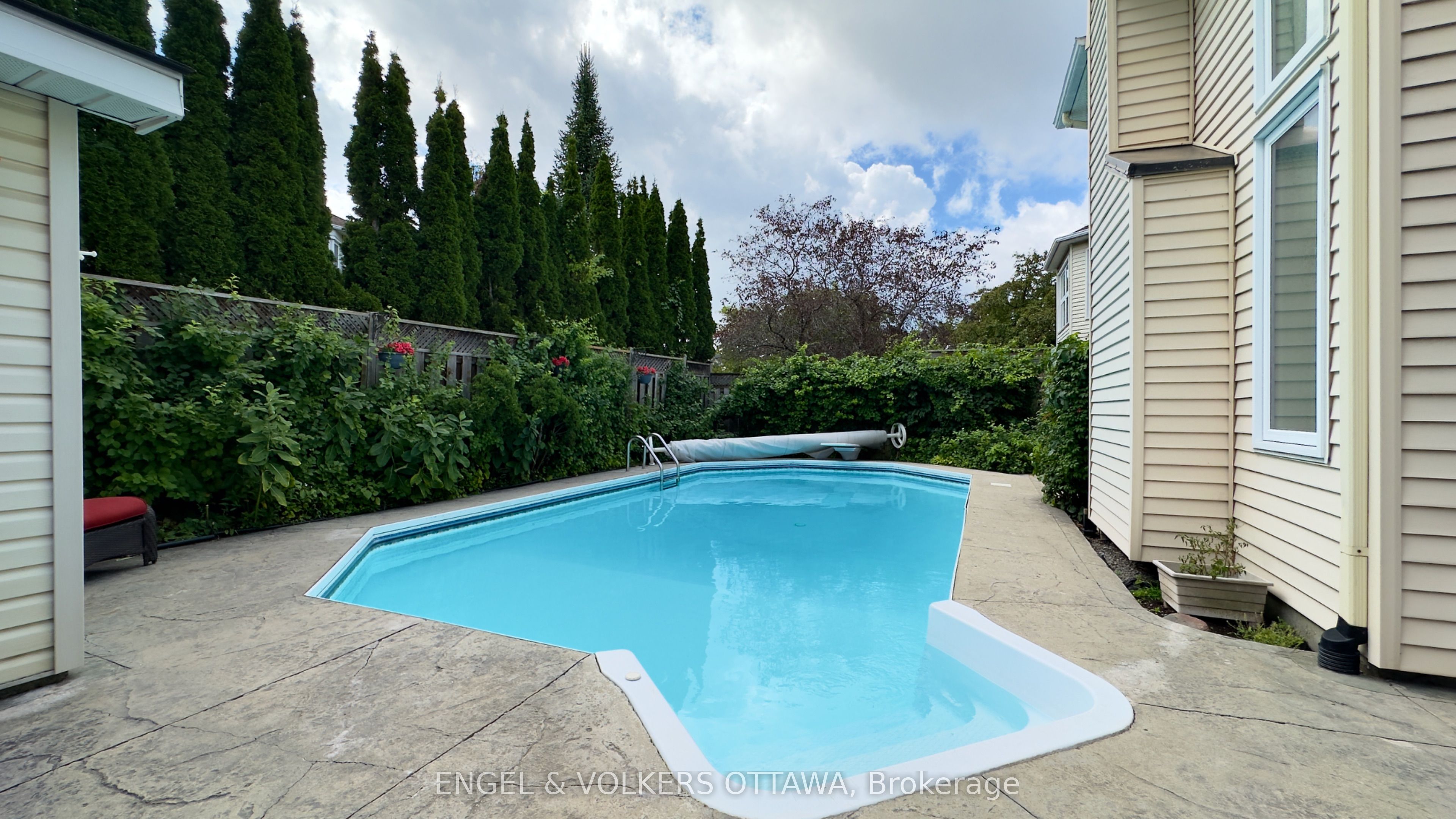 736 Hauteview Crescent Property Photo 26