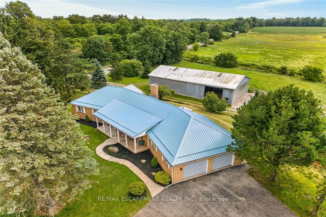 7011 Dickenson Road E Property Photo 3
