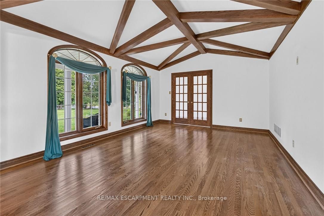 7011 Dickenson Road E Property Photo 11