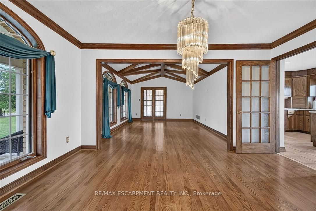 7011 Dickenson Road E Property Photo 13