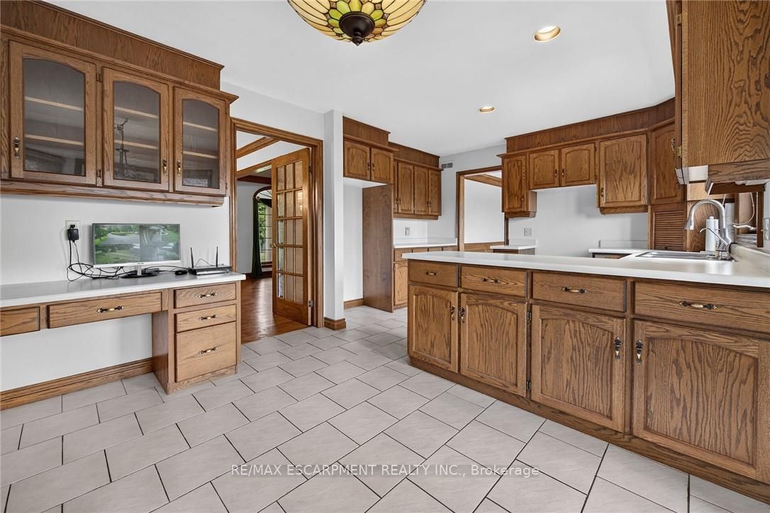 7011 Dickenson Road E Property Photo 14