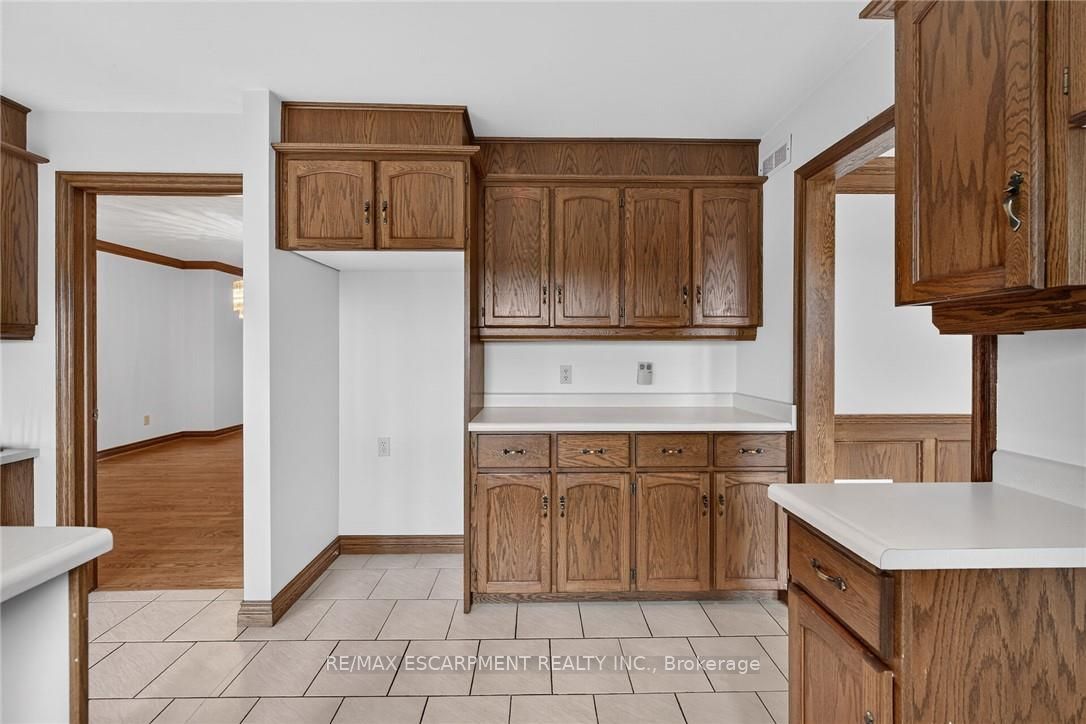 7011 Dickenson Road E Property Photo 16