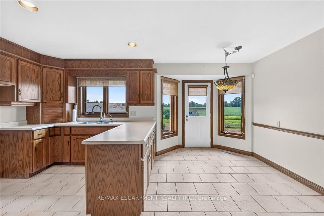 7011 Dickenson Road E Property Photo 17