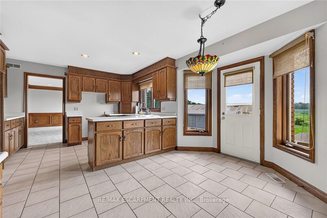 7011 Dickenson Road E Property Photo 18