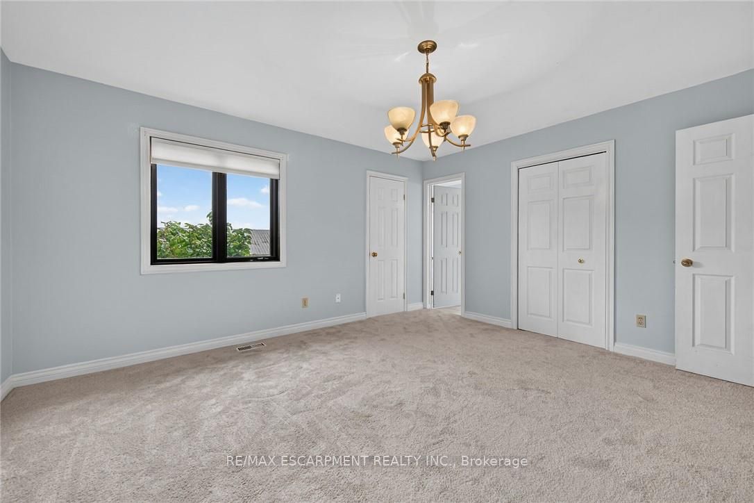 7011 Dickenson Road E Property Photo 26