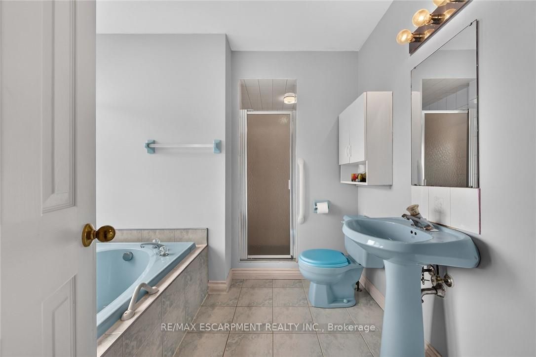 7011 Dickenson Road E Property Photo 27