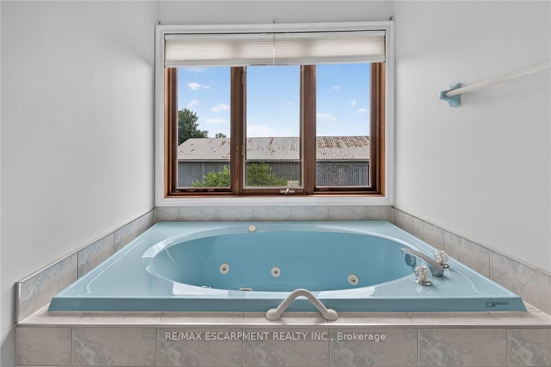 7011 Dickenson Road E Property Photo 28