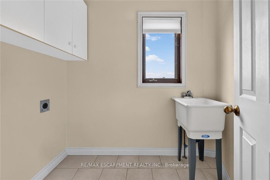 7011 Dickenson Road E Property Photo 29