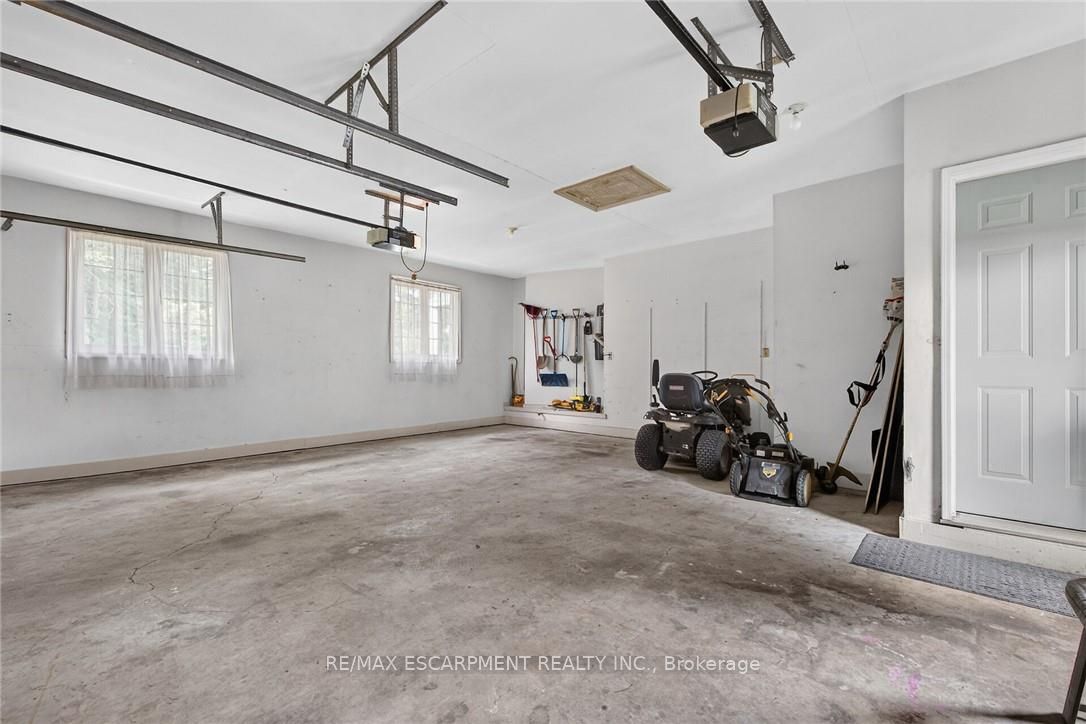 7011 Dickenson Road E Property Photo 34