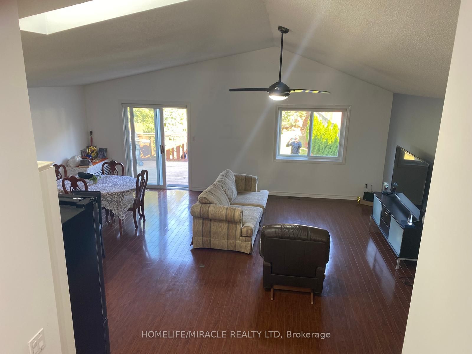 806 Fairway Crescent Property Photo 3
