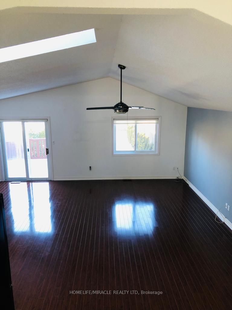 806 Fairway Crescent Property Photo 7