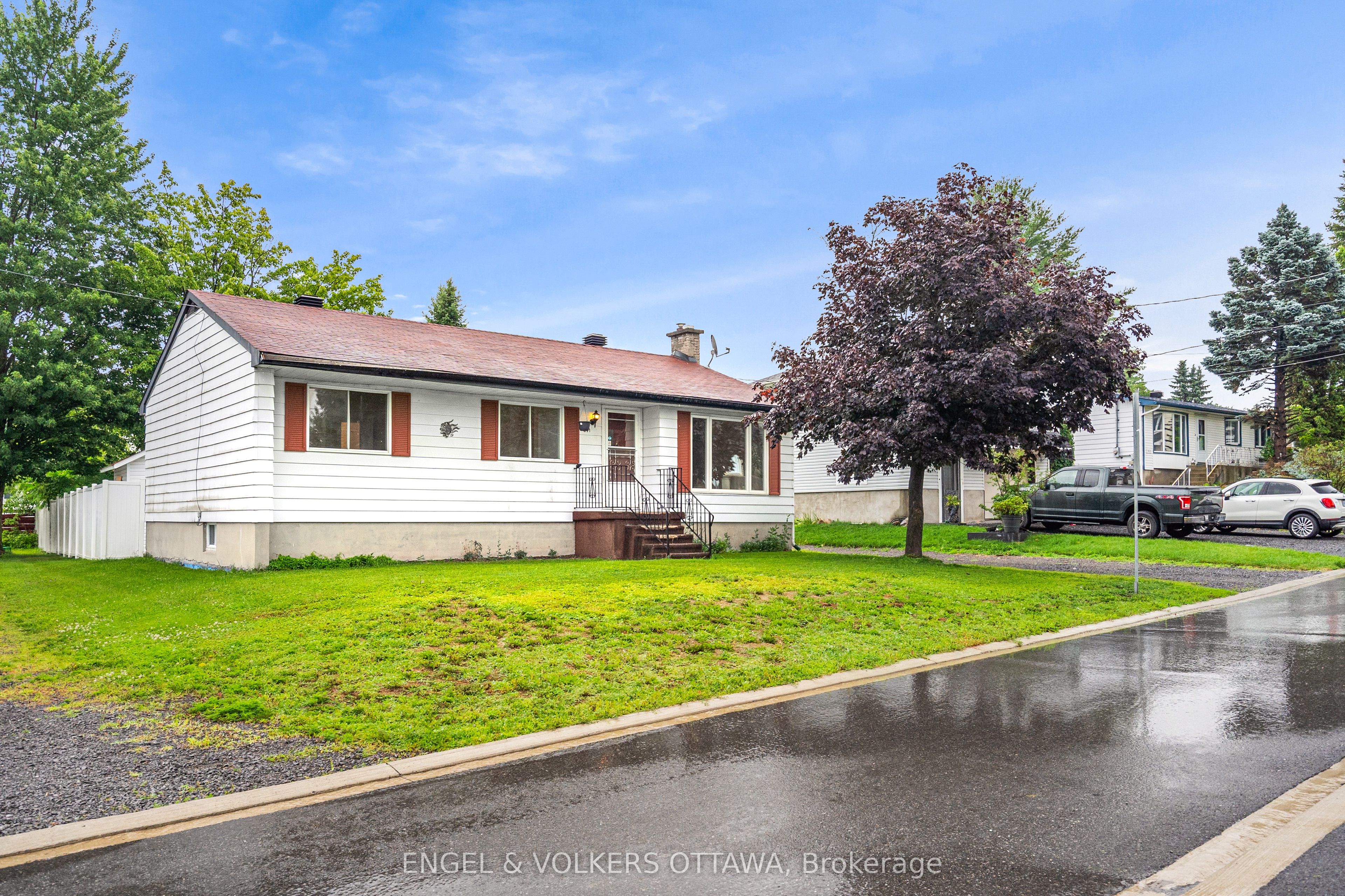 871 Notre Dame Street Property Photo 1