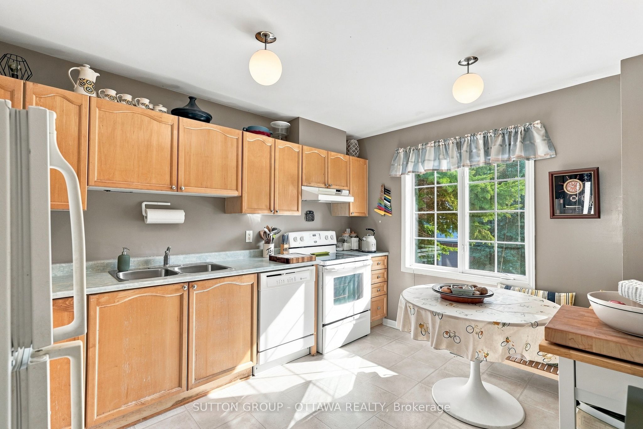 22 Manhattan Crescent Property Photo 5