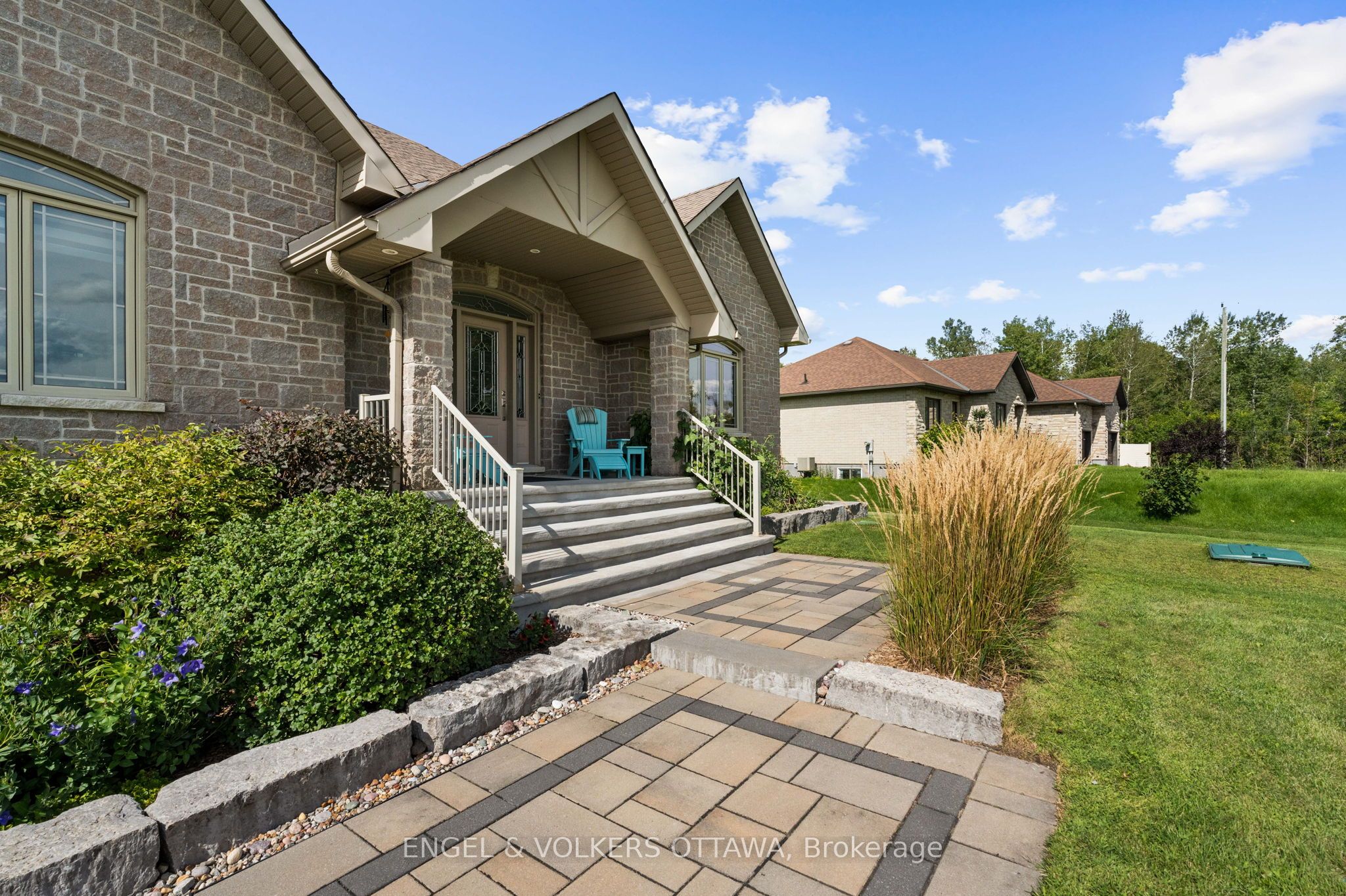 557 Tullamore Street Property Photo 4