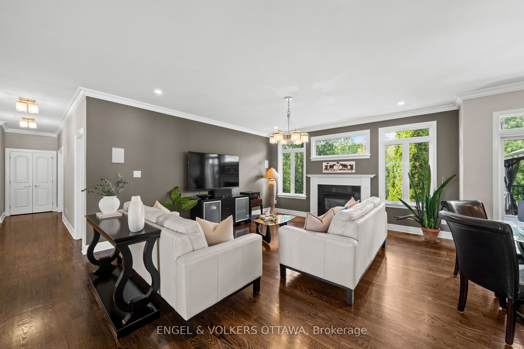 557 Tullamore Street Property Photo 13
