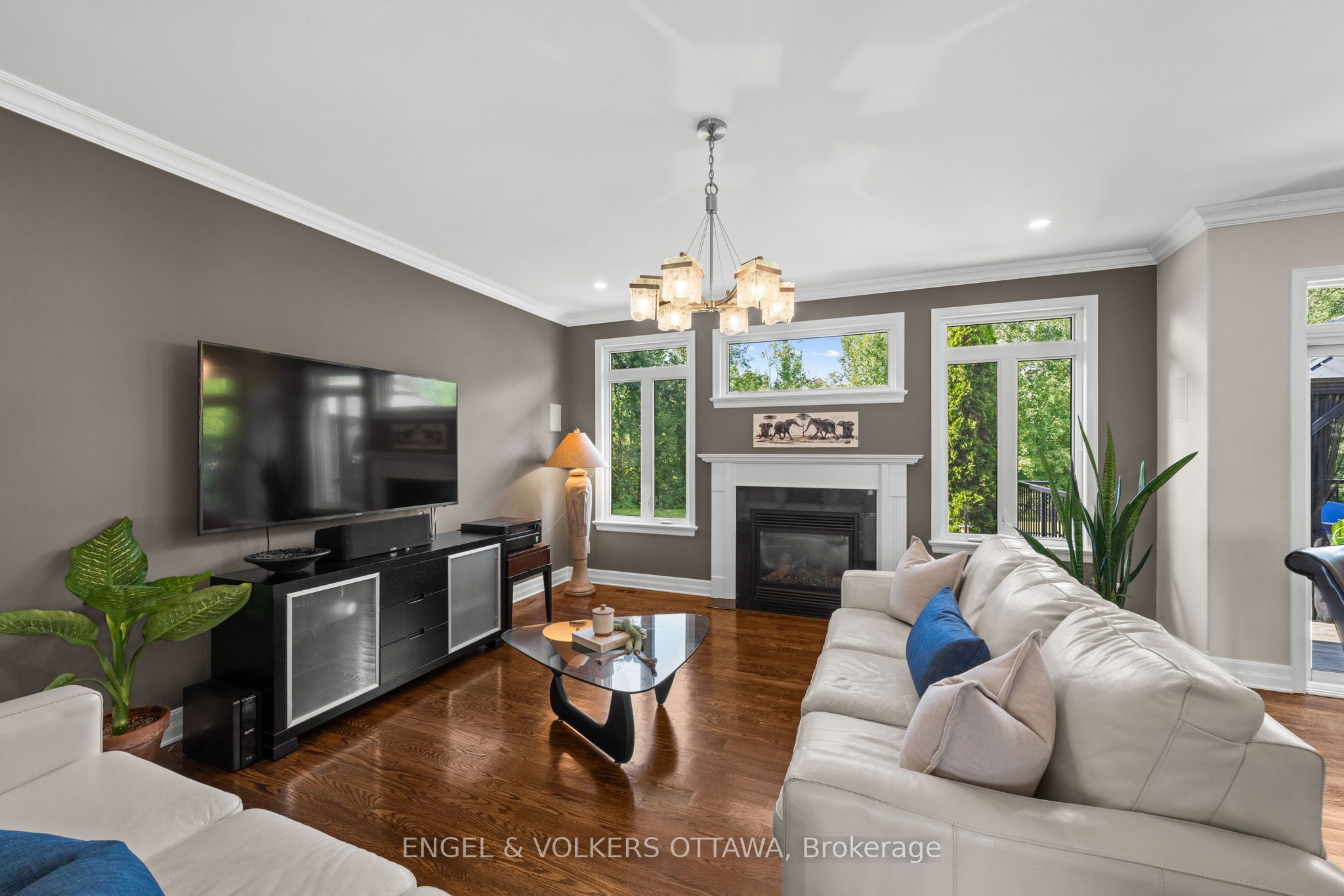 557 Tullamore Street Property Photo 14