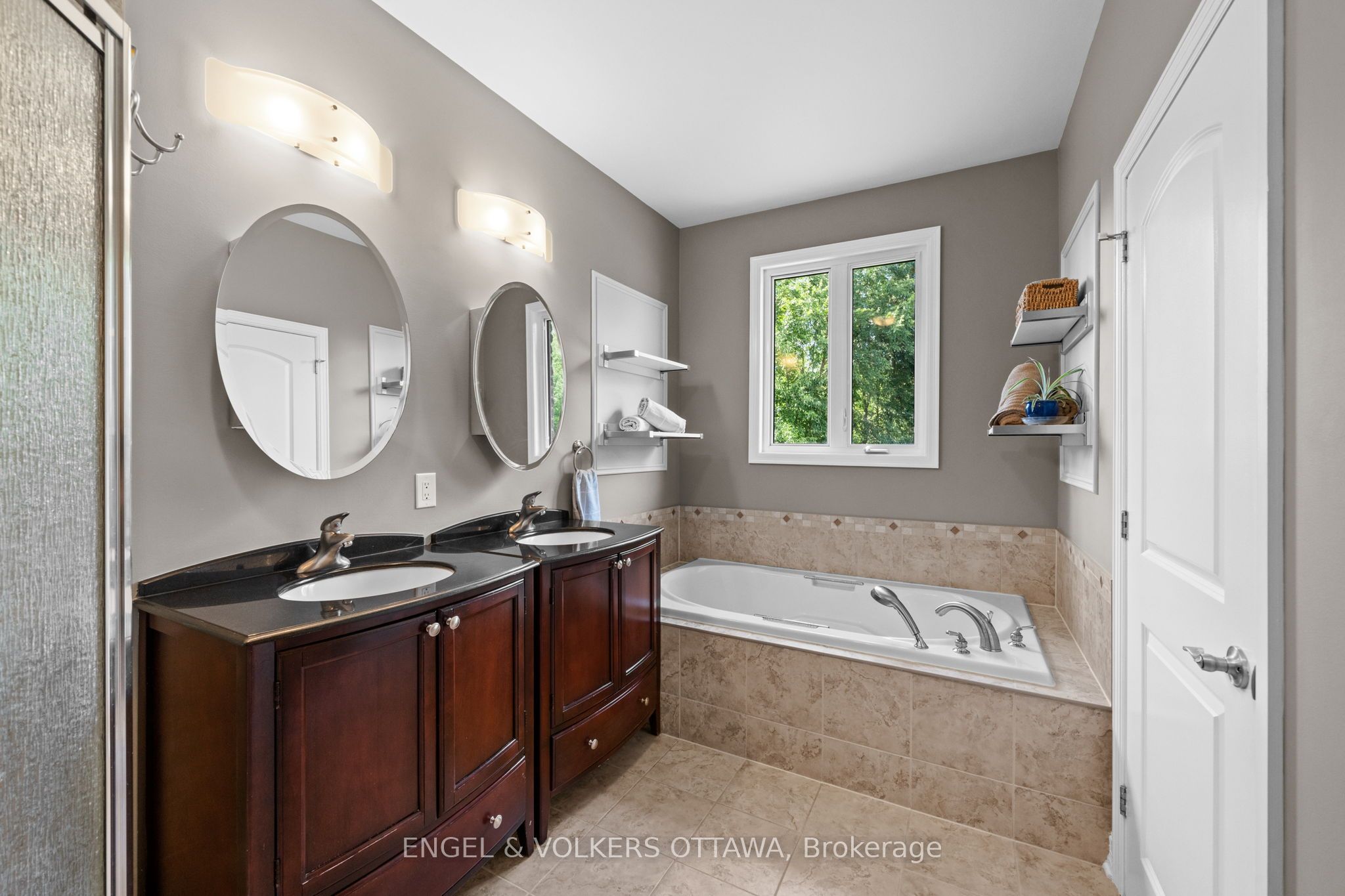 557 Tullamore Street Property Photo 24