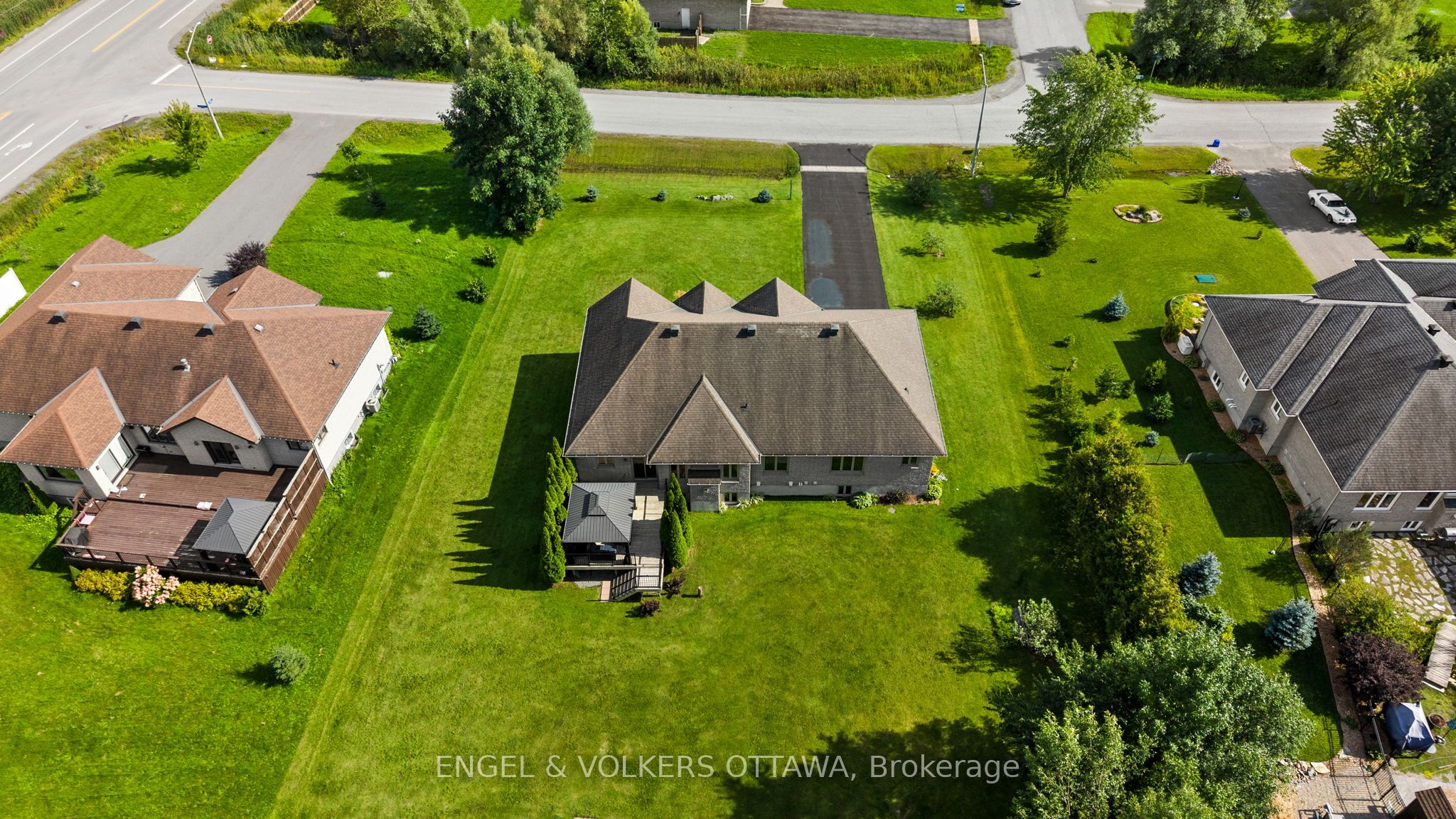 557 Tullamore Street Property Photo 40
