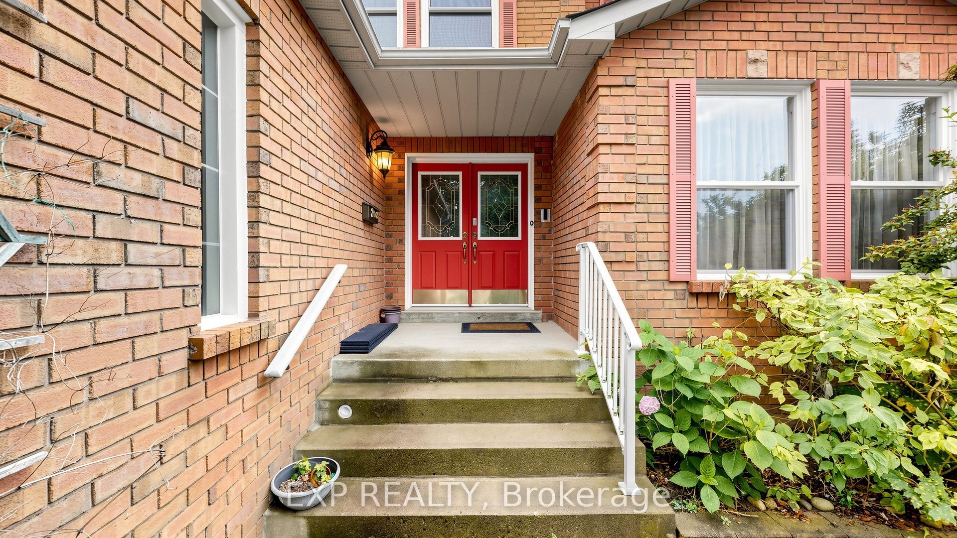 28 Hurlbut Place Property Photo 2