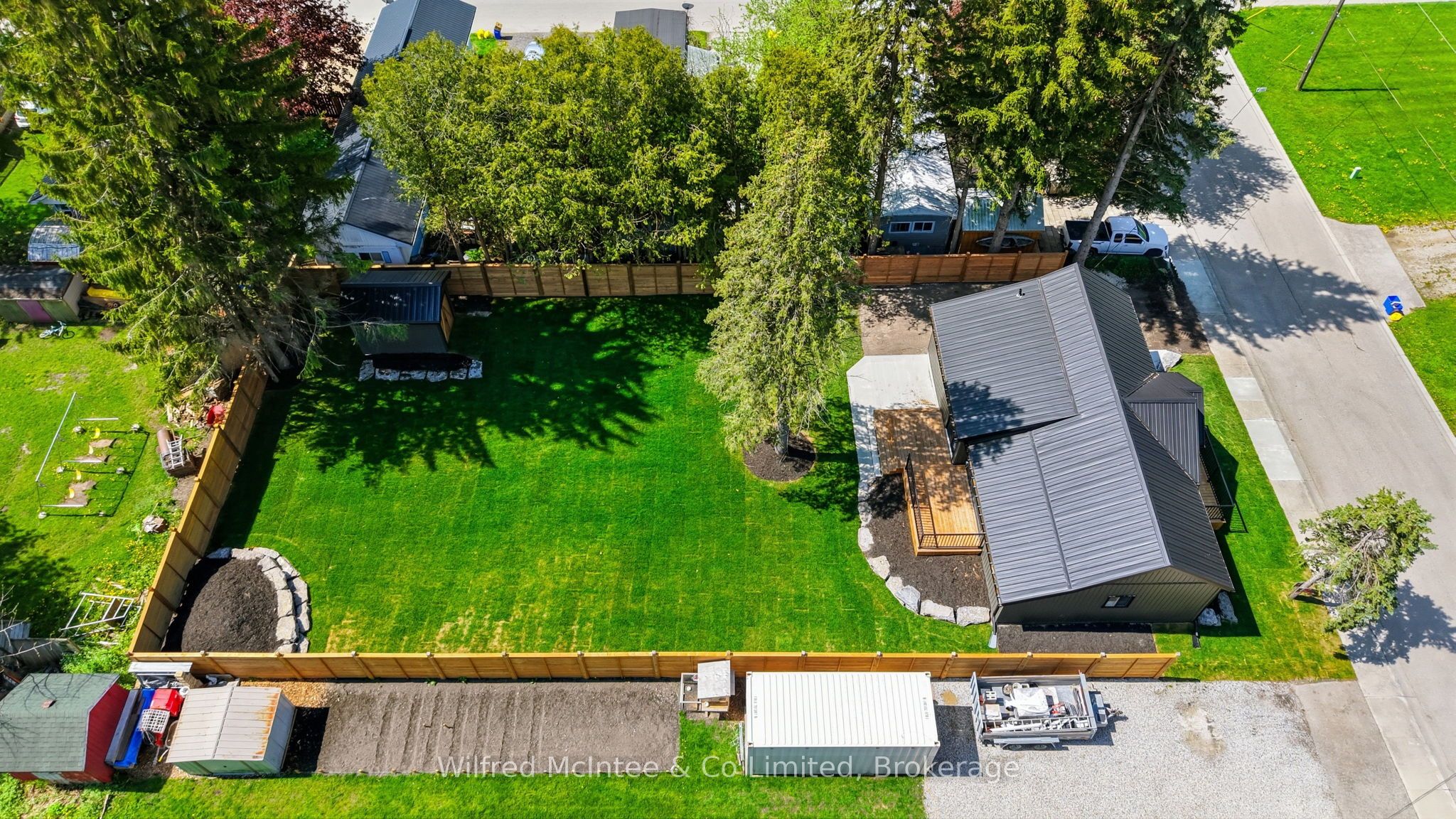 550 Wellington Street Property Photo 1