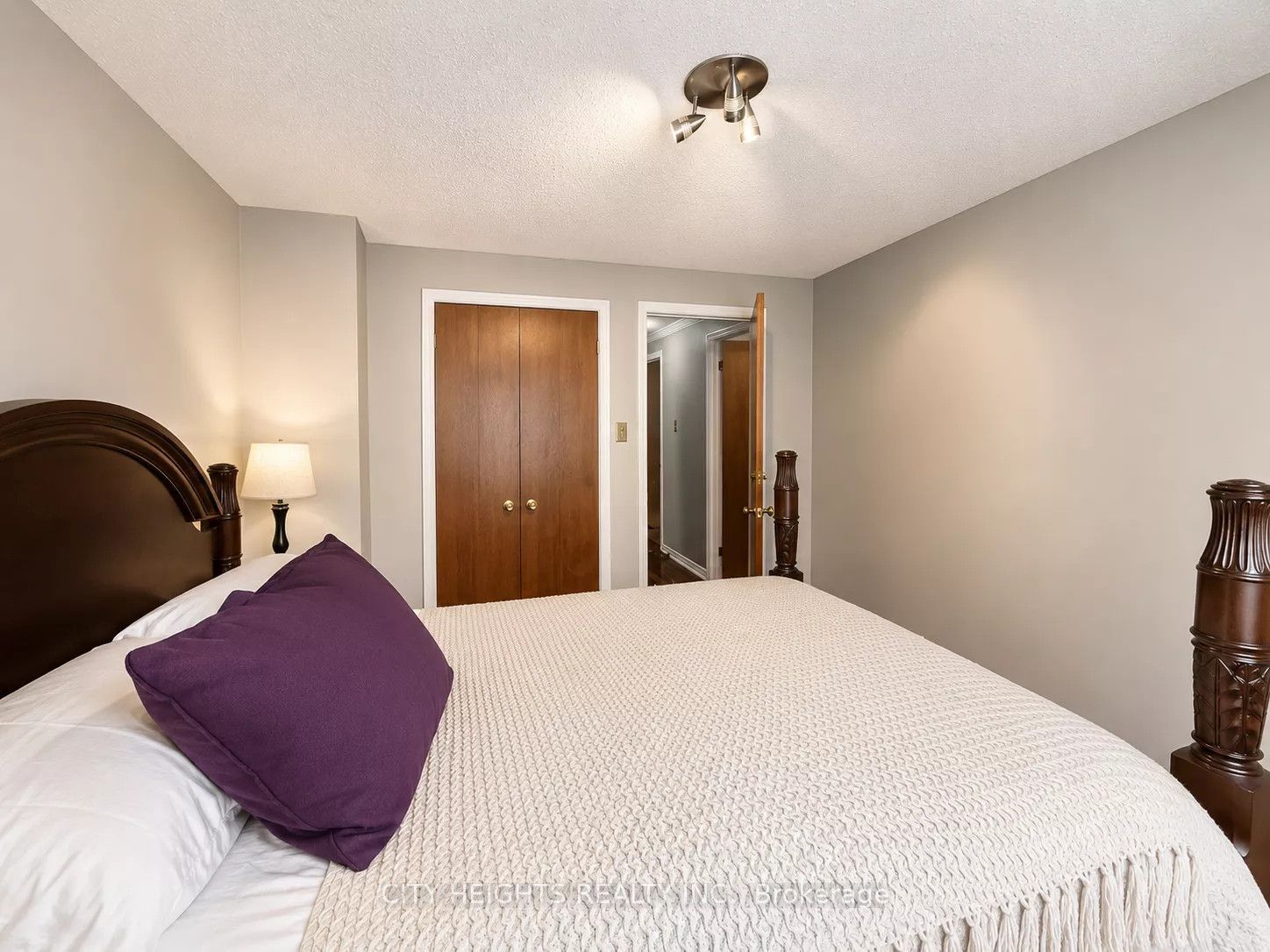1487 Jalna Boulevard Upper Property Photo 3