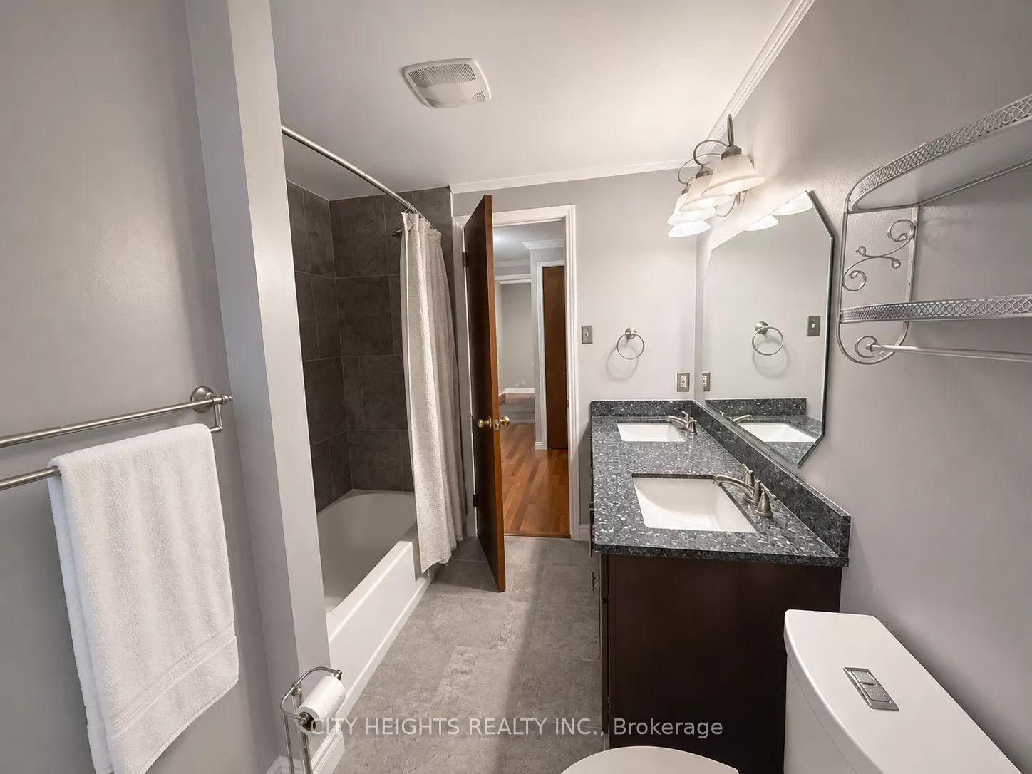 1487 Jalna Boulevard Upper Property Photo 5