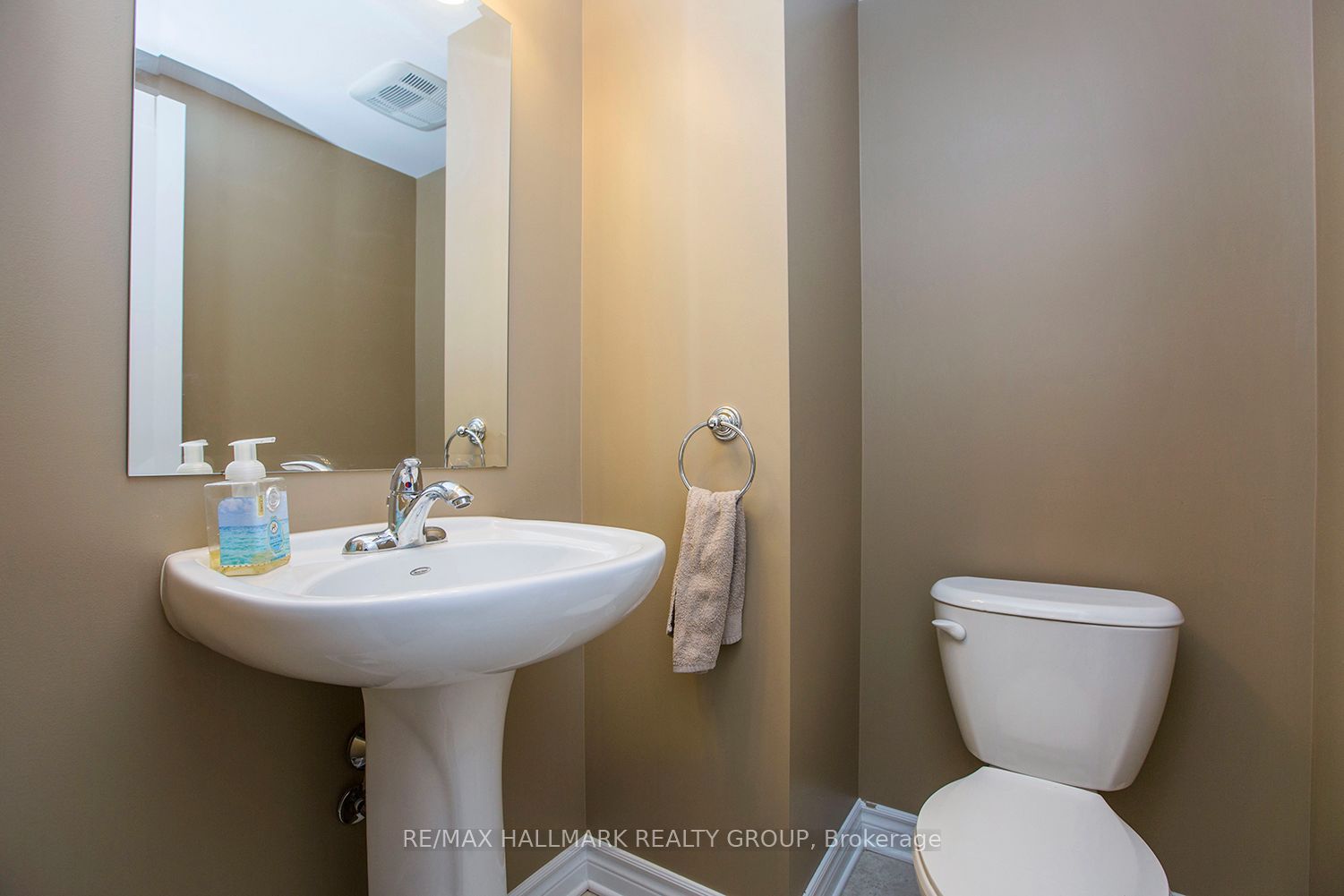 2404 Esprit Drive Property Photo 9
