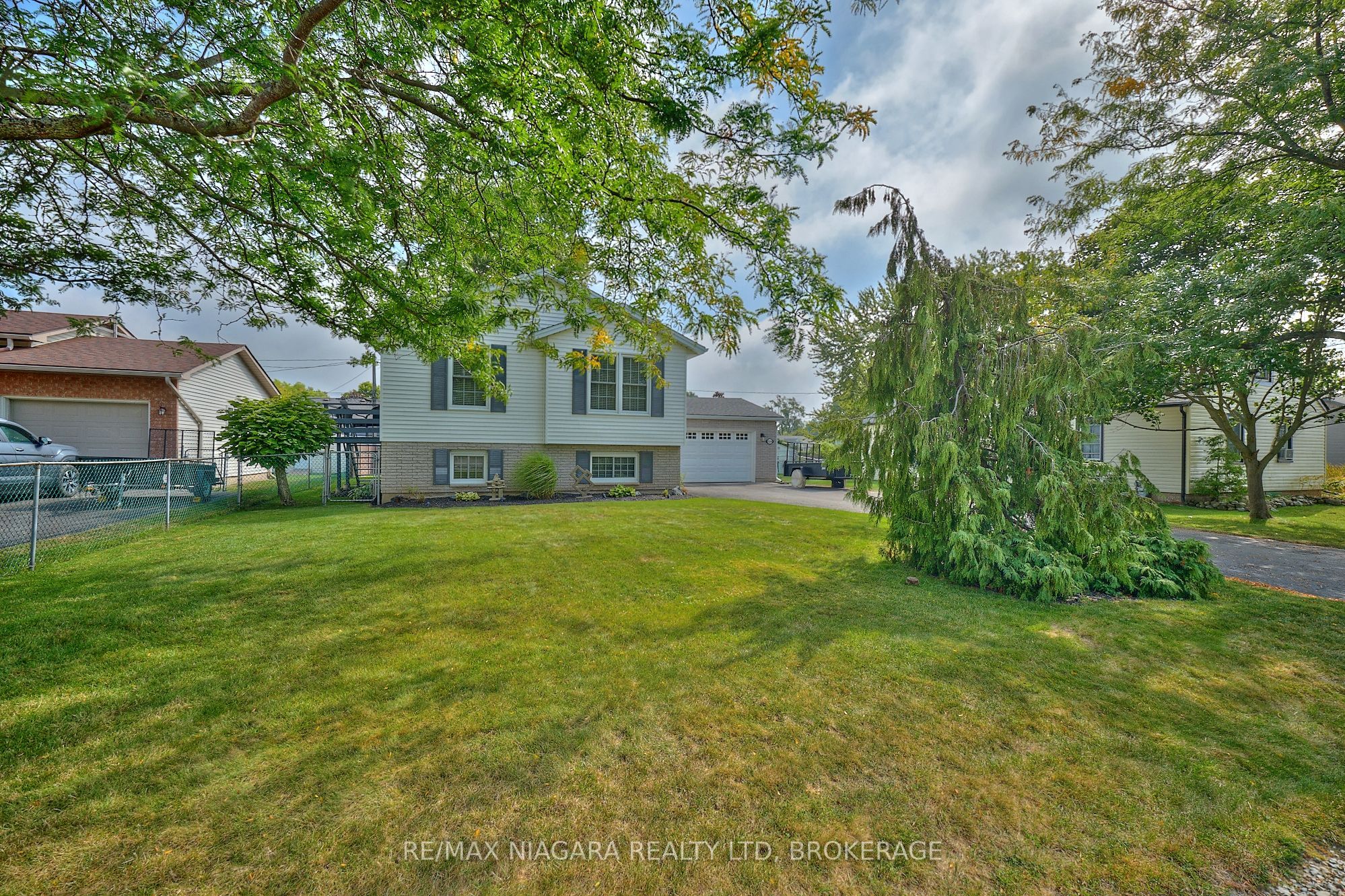 524 Lakeview Road Property Photo 2