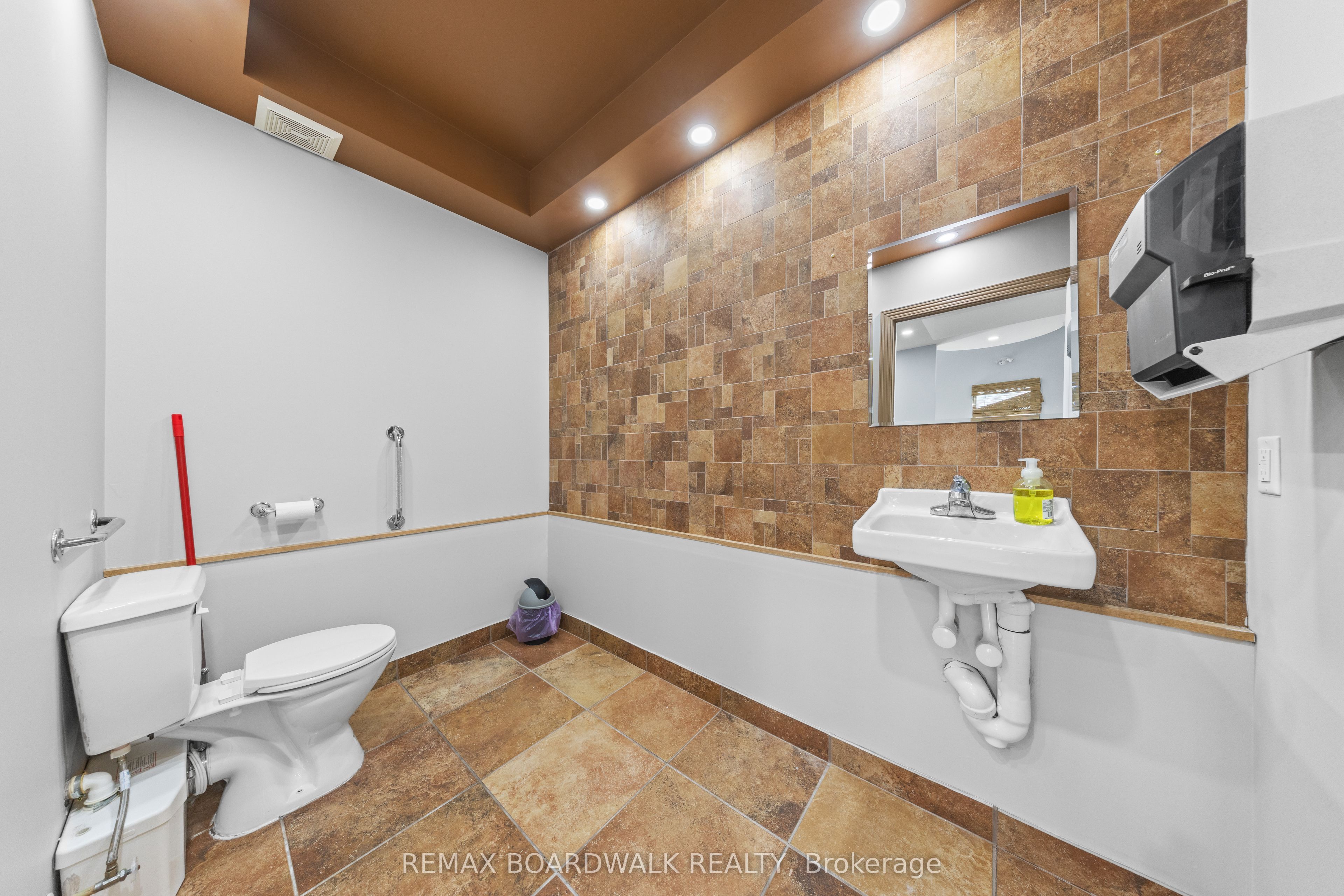 921 Notre Dame Street Property Photo 17