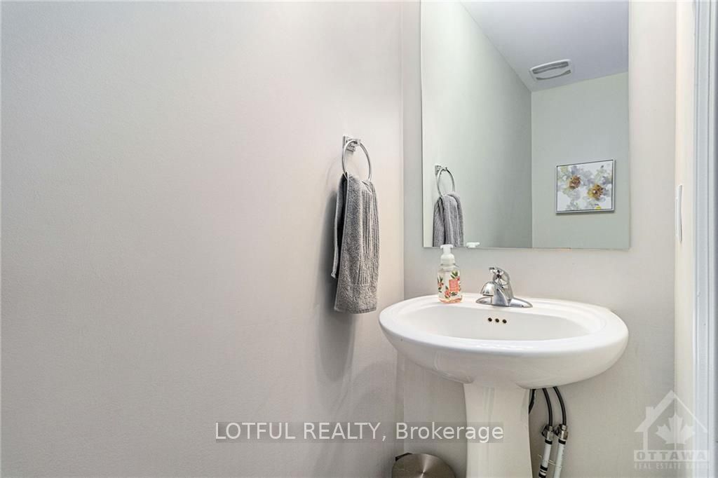477 Meadowhawk Crescent Property Photo 6