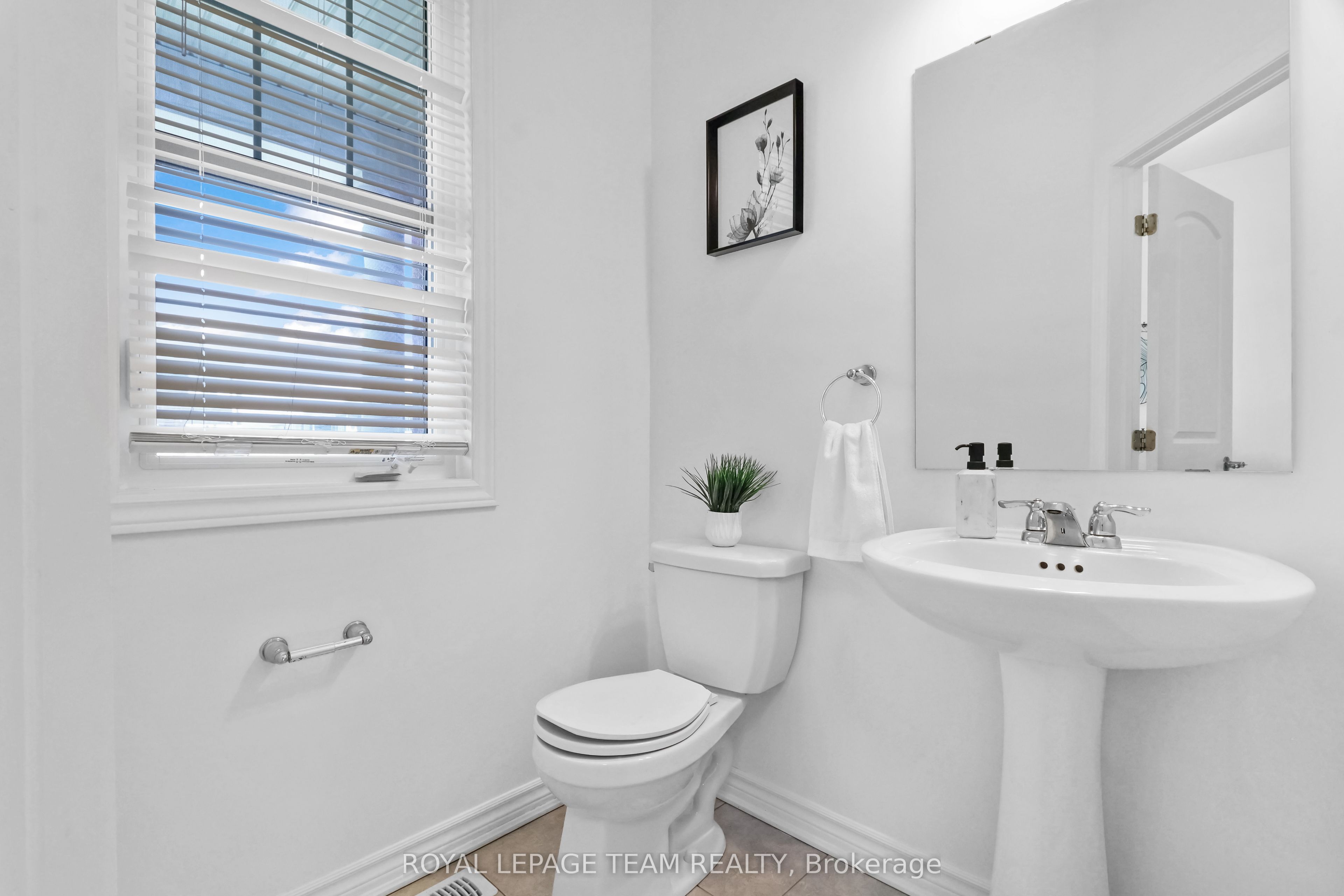 4852 Abbott Street E Property Photo 3