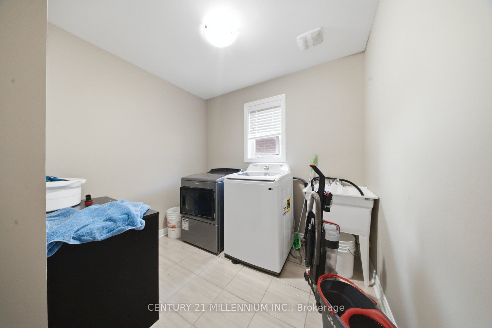 1153 Upper Thames Drive Property Photo 22