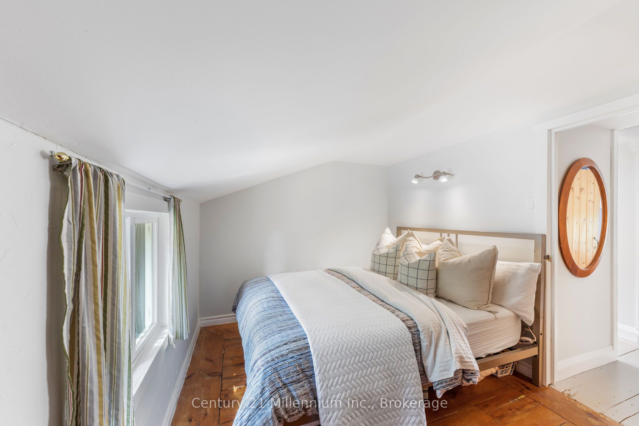 415877 Tenth Line Property Photo 21