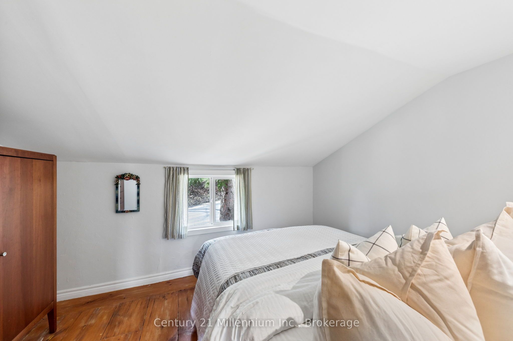 415877 Tenth Line Property Photo 22