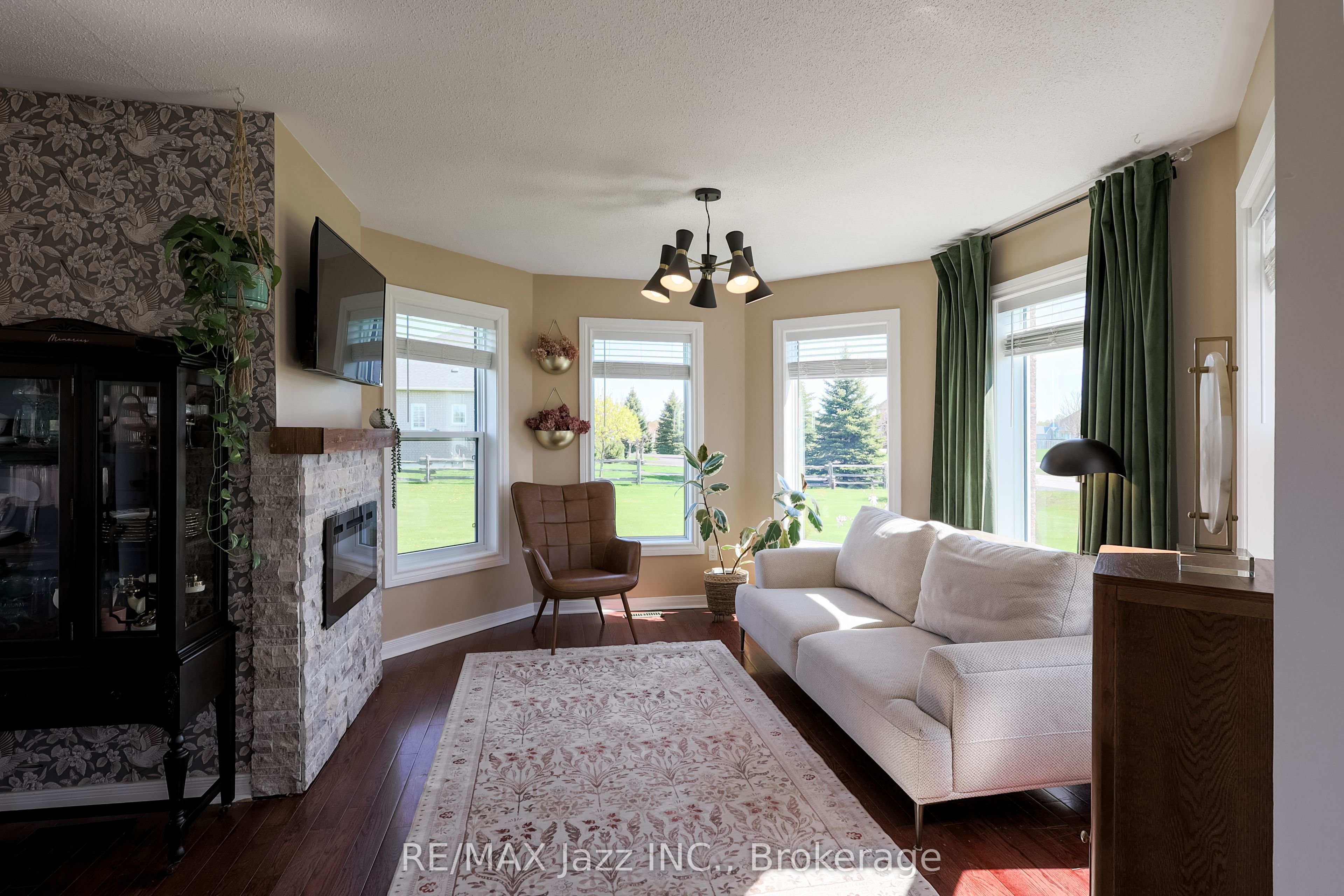 29 Songbird Crescent Property Photo 5