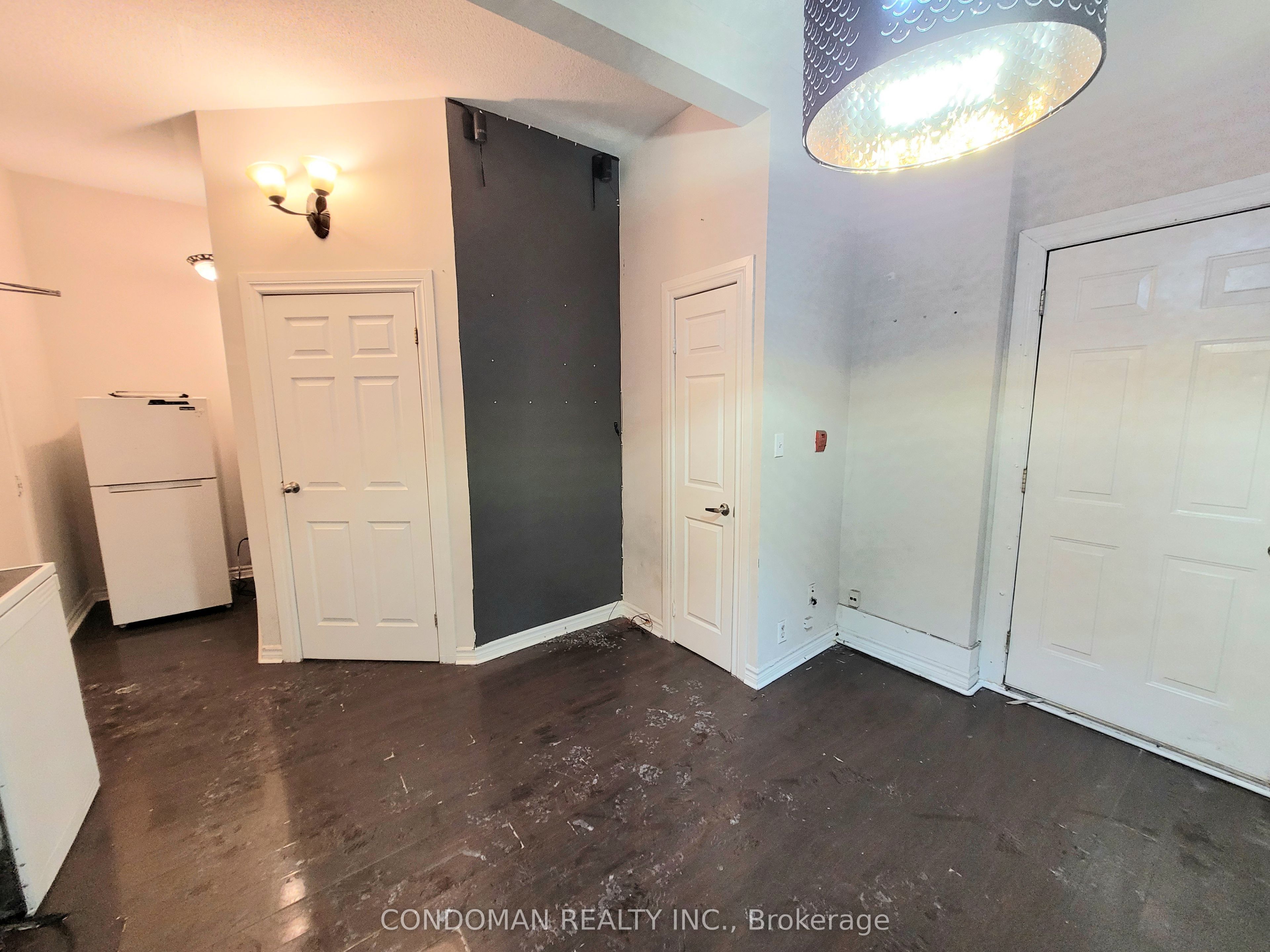 135 John Street S 4 Property Photo 2
