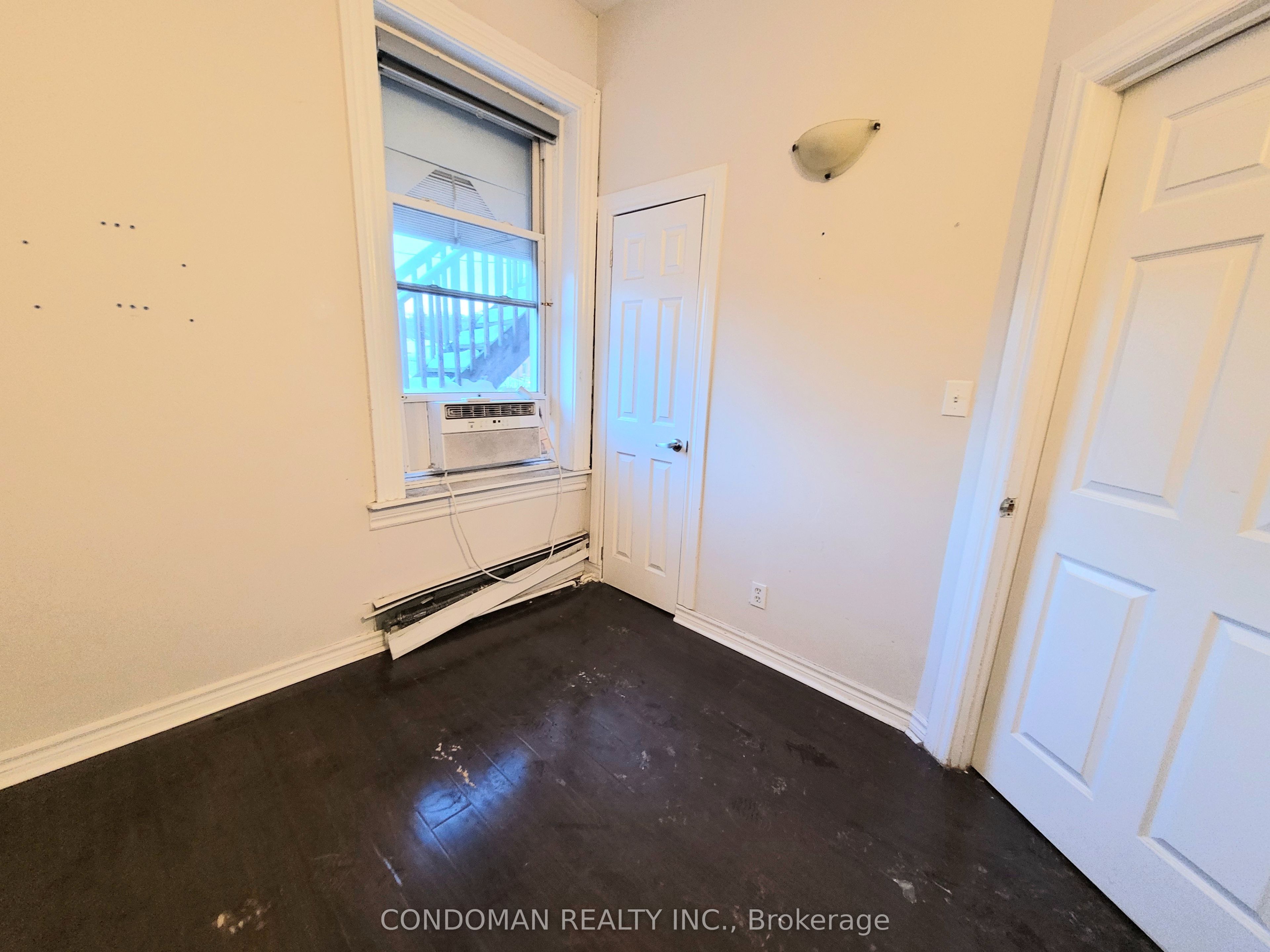 135 John Street S 4 Property Photo 5