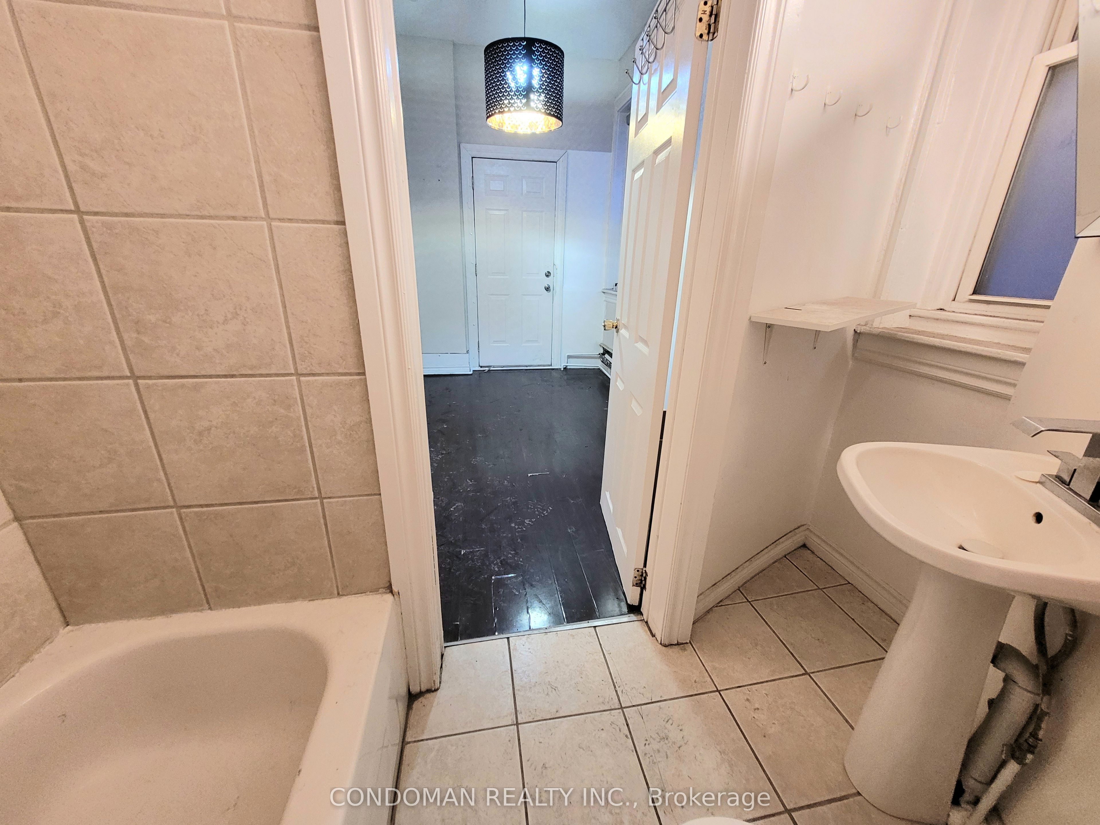 135 John Street S 4 Property Photo 6