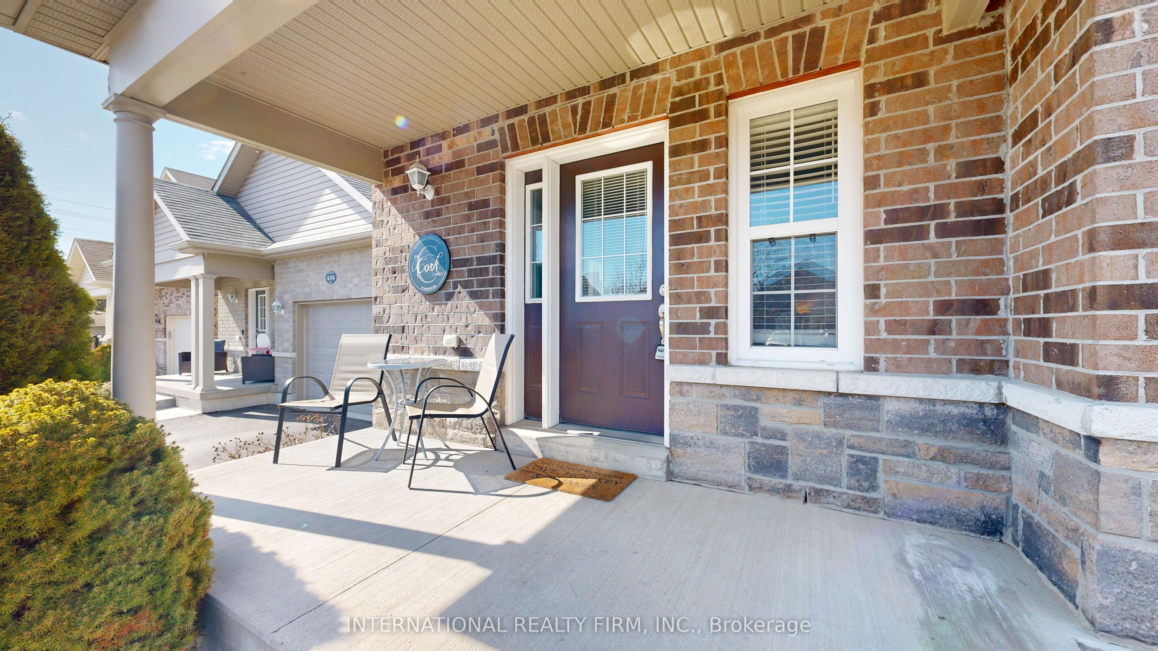 438 Stirling Way Property Photo 3
