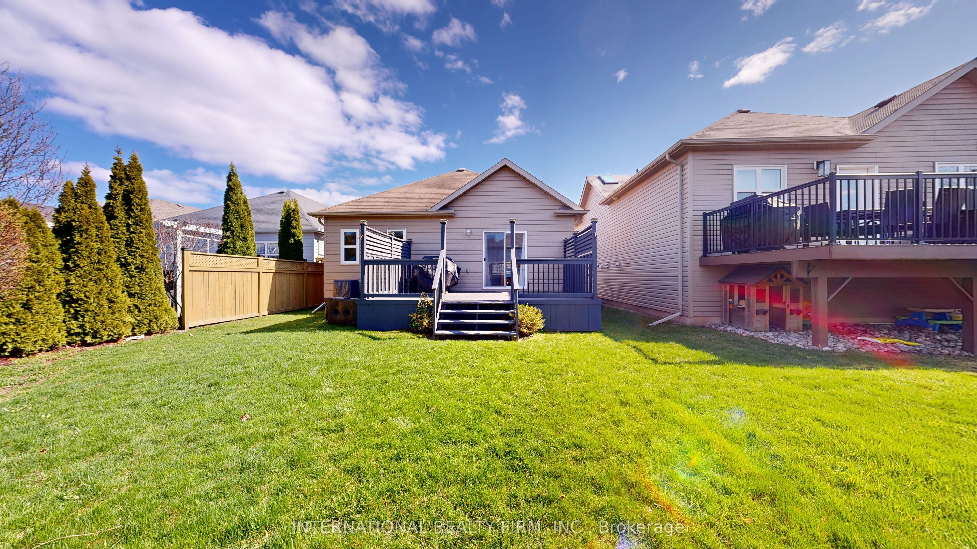 438 Stirling Way Property Photo 6